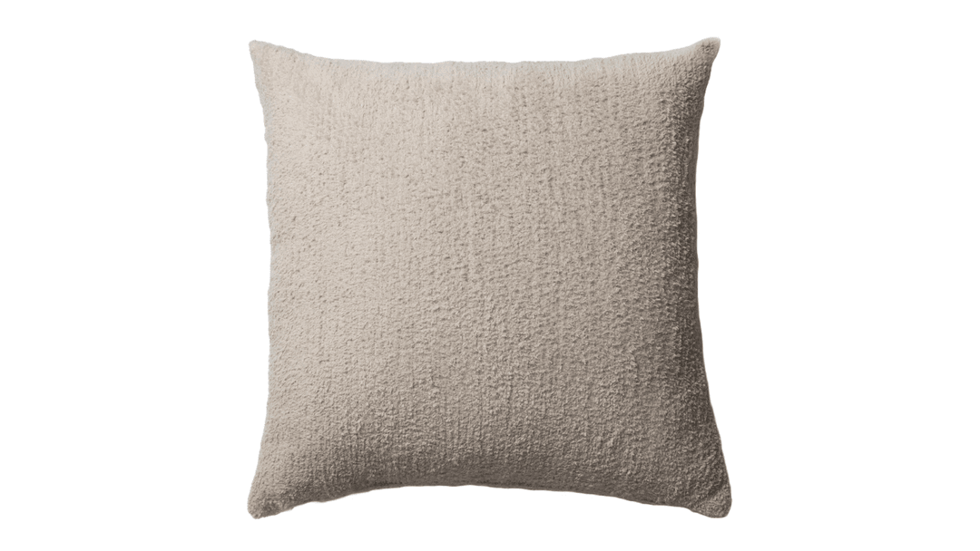 Cozy Sheepskin Dokulu Tüylü Kırlent, yaşam alanlarınıza sıcaklık ve konfor getirecek peluş dokulu bir yastıktır.
