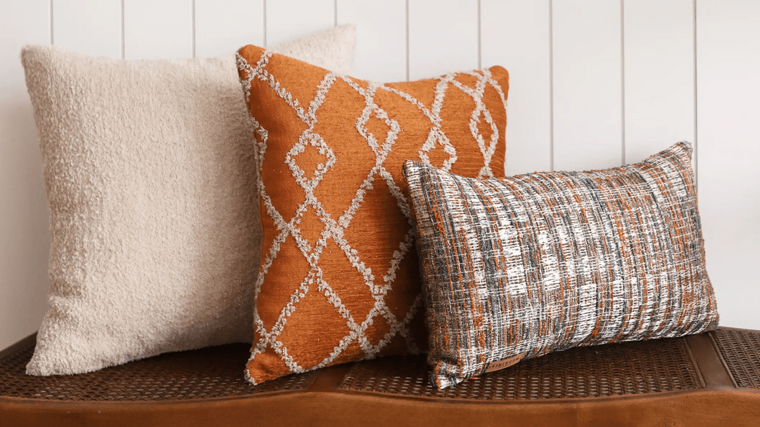 Cozy Tweed 3'lü Kırlent Kombin Seti, dekorasyon trendlerini yakından takip edenler için özenle tasarlandı.