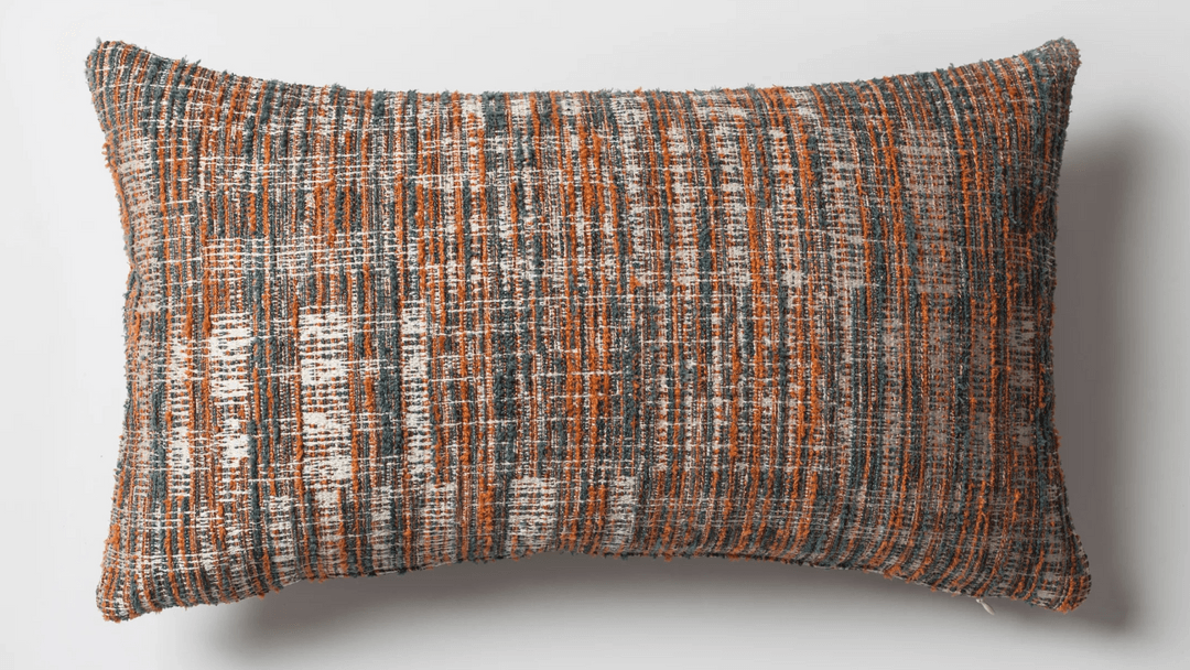 Tweed Soyut Desenli Dokulu Dikdörtgen Kırlent, yaşam alanlarınıza modern ve sanatsal bir dokunuş katmak için tasarlandı.