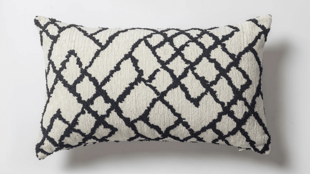 Maya Etnik Kilim Desenli Kırlent, yaşam alanlarınıza bohem bir hava katarken, konforlu ve şık bir deneyim sunar.