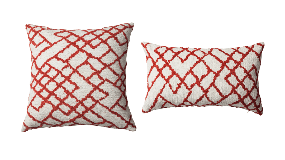 Maya Etnik Kilim Desenli Kırlent, yaşam alanlarınıza bohem bir dokunuş ve otantik bir hava katmak için tasarlandı. Etnik baklava kilim deseni, el dokuma tarzı kumaşla birleşerek kırlente özgün ve göz alıcı bir görünüm kazandırır.