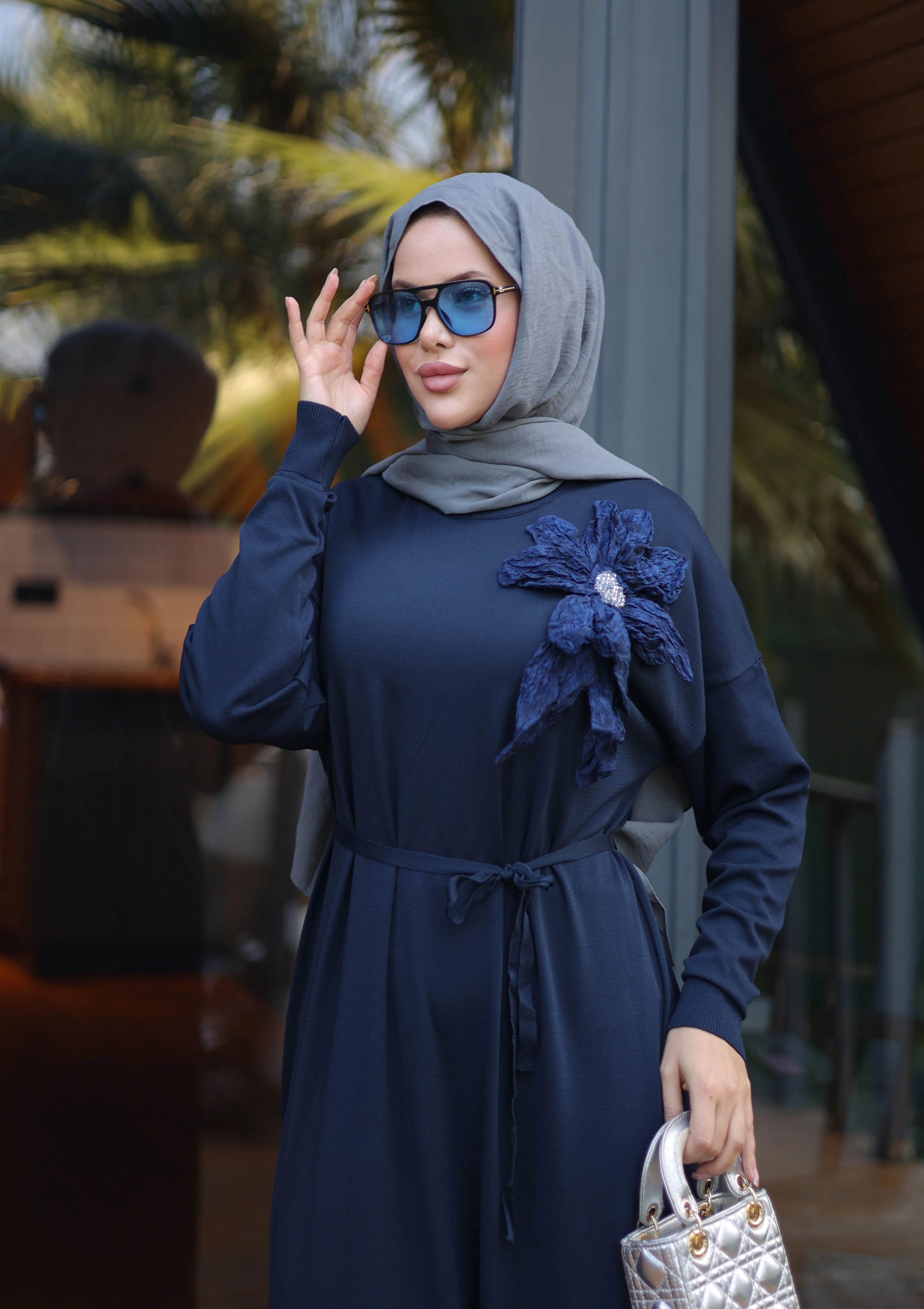 3D Çiçek Detaylı Kuşaklı Uzun Elbise - lacivert