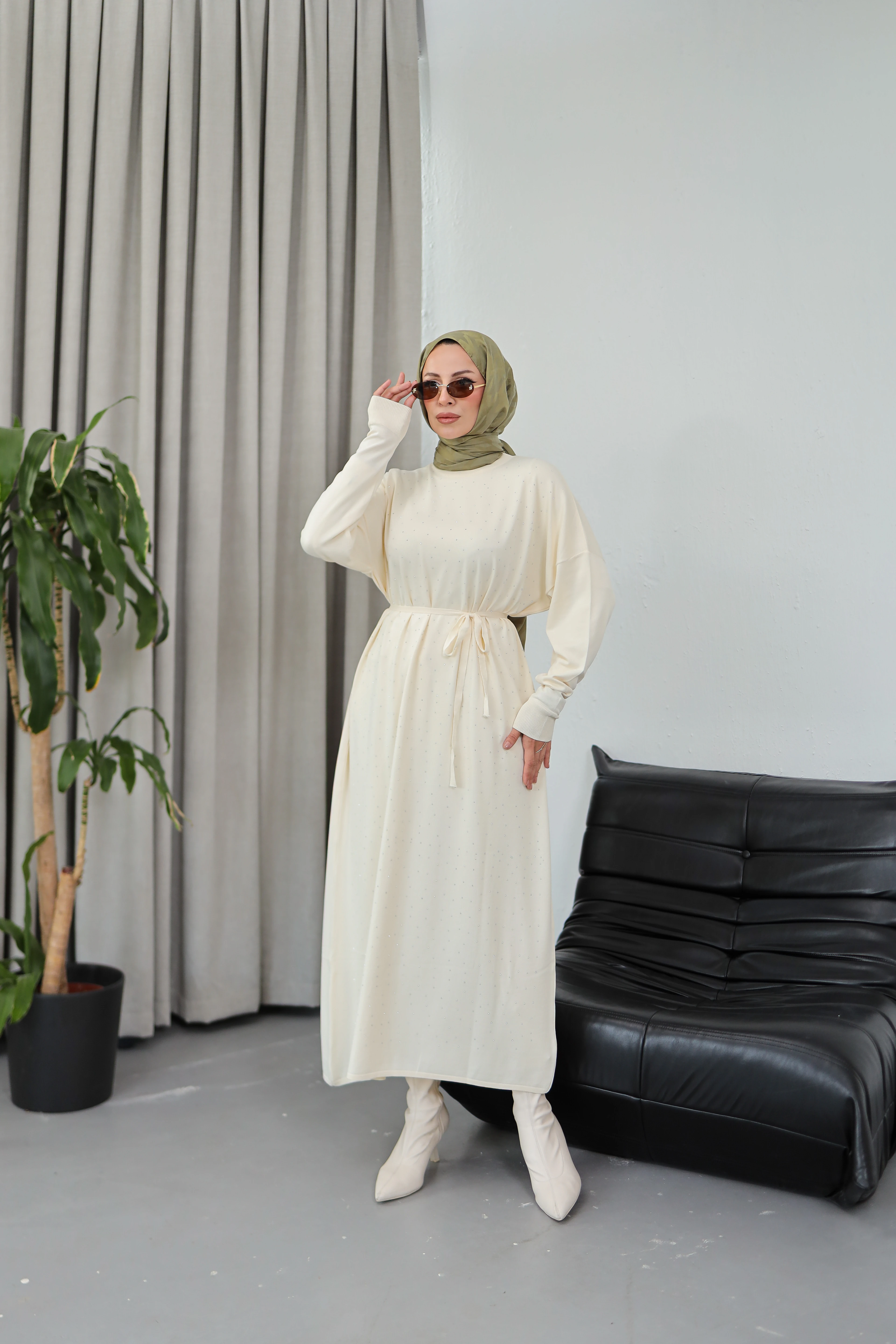 Taş Detaylı Kuşaklı Triko Elbise - beyaz