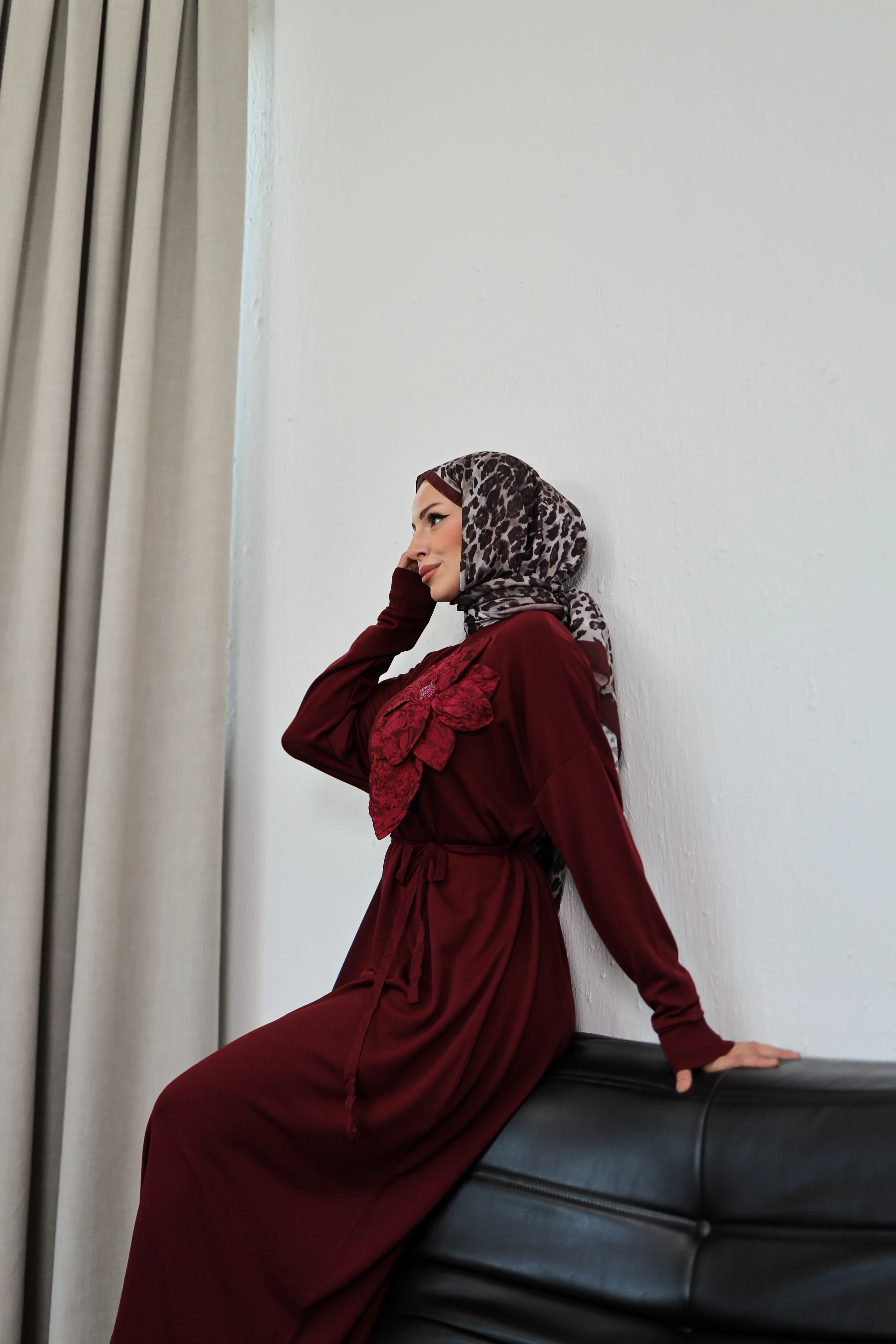 3D Çiçek Detaylı Kuşaklı Uzun Elbise - bordo