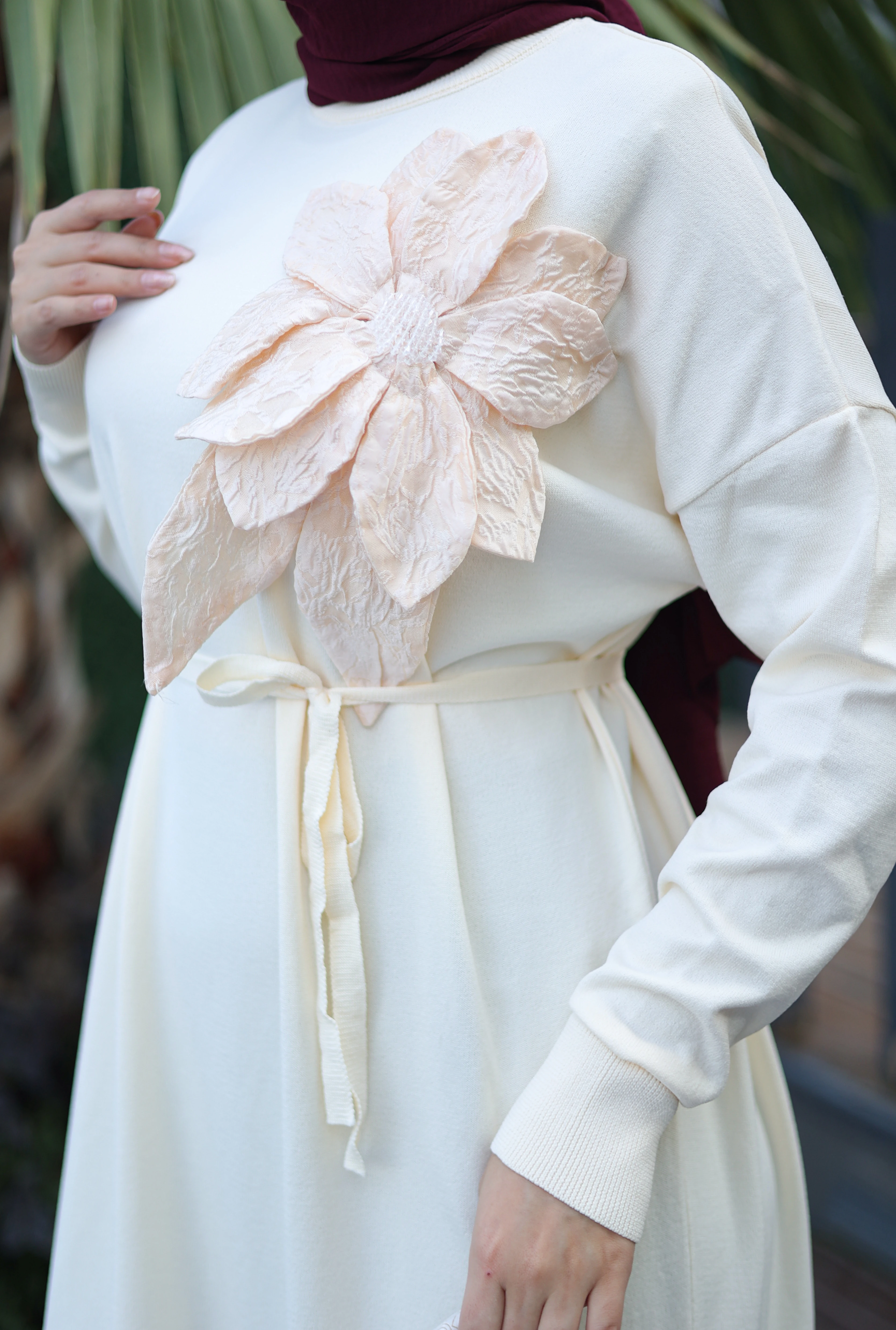 3D Çiçek Detaylı Kuşaklı Uzun Elbise - beyaz