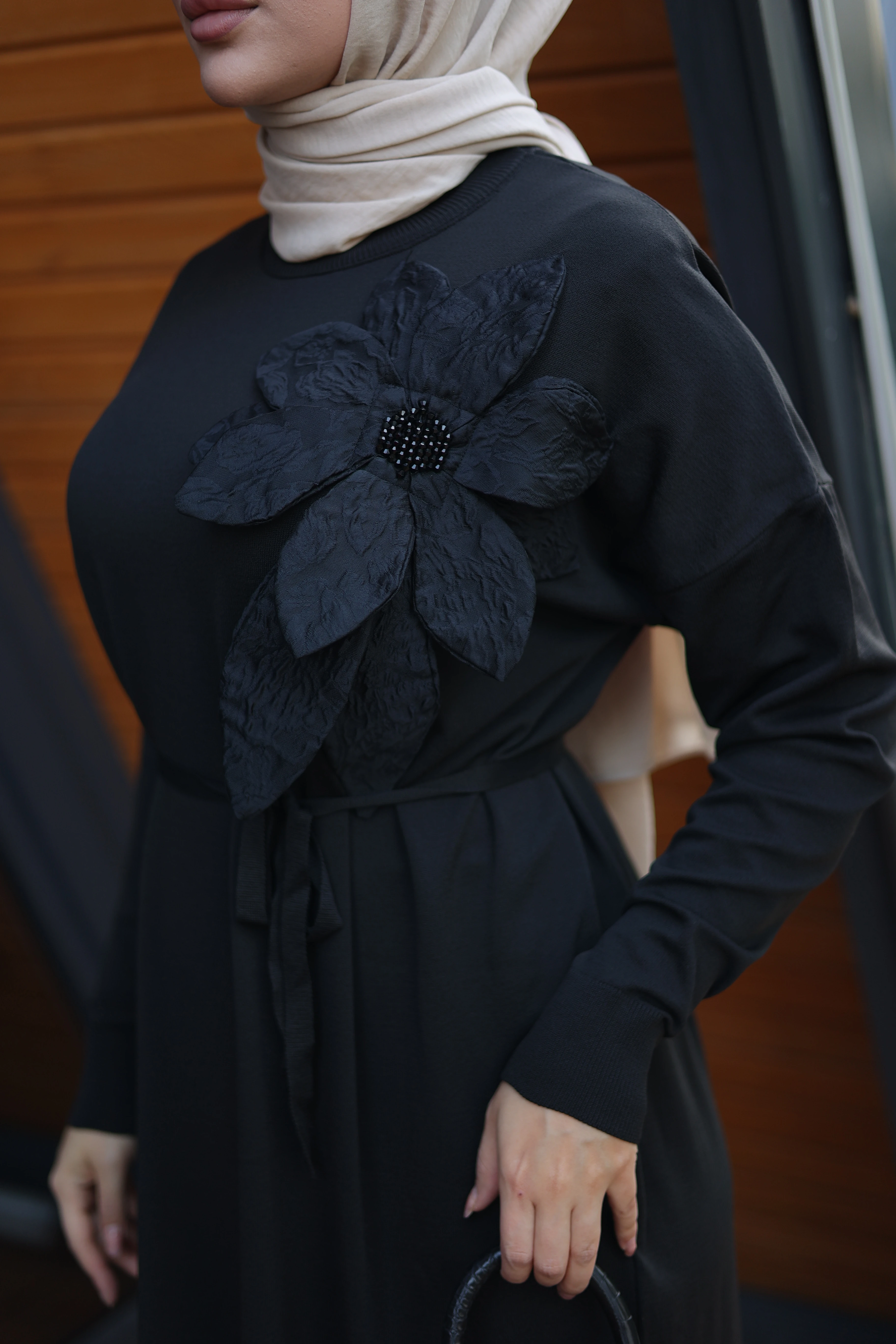 3D Çiçek Detaylı Kuşaklı Uzun Elbise - siyah