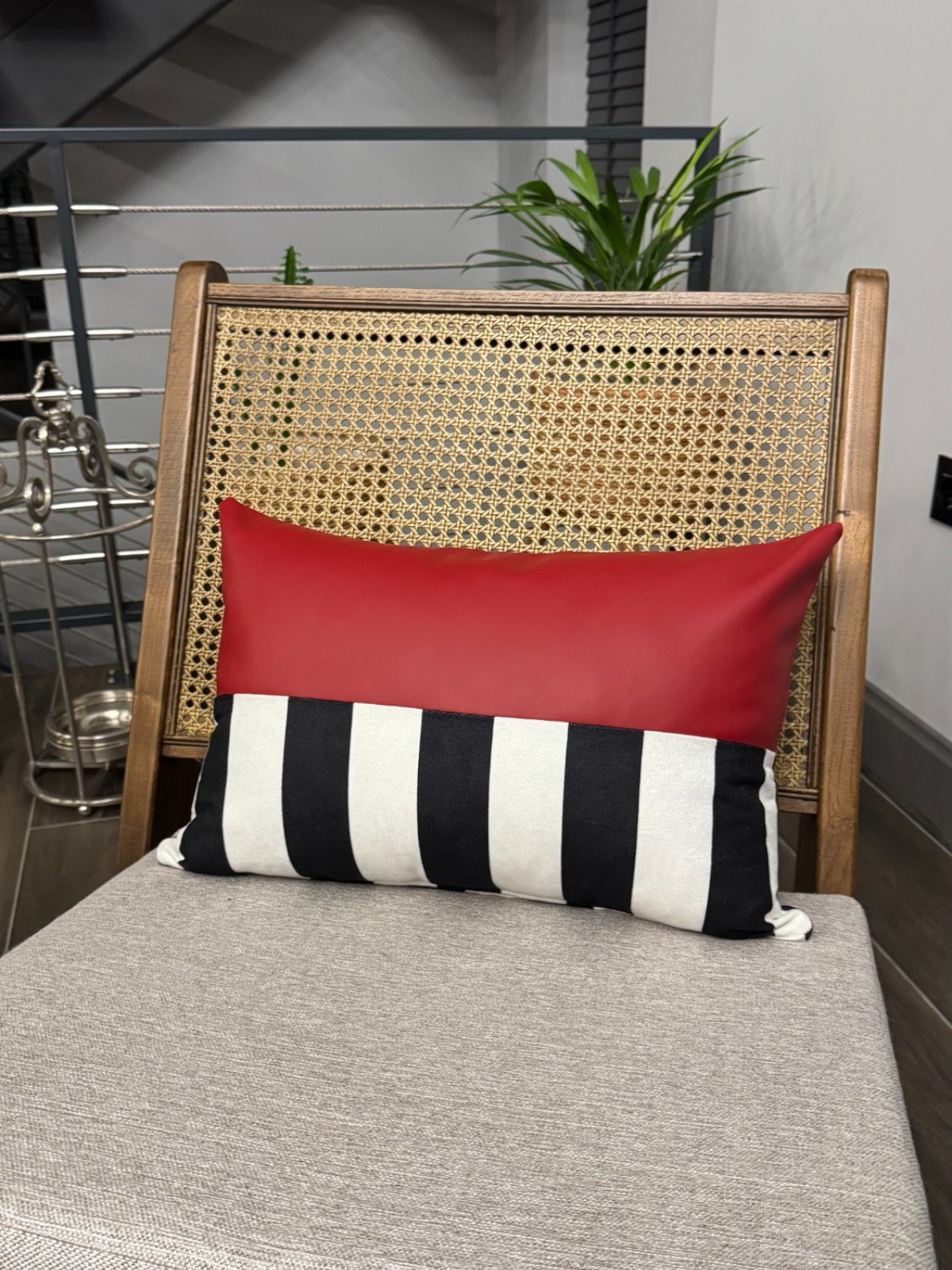 RedLine Suni Deri Döşemelik Kumaş Modern Siyah Beyaz Çizgili Kırmızı Dikdörtgen Kırlent Kılıfı 50x33cm
