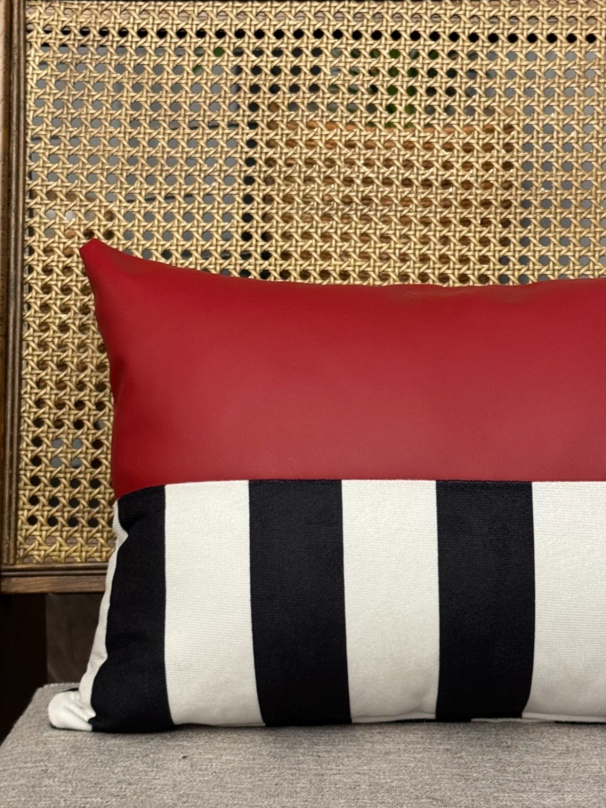 RedLine Suni Deri Döşemelik Kumaş Modern Siyah Beyaz Çizgili Kırmızı Dikdörtgen Kırlent Kılıfı 50x33cm