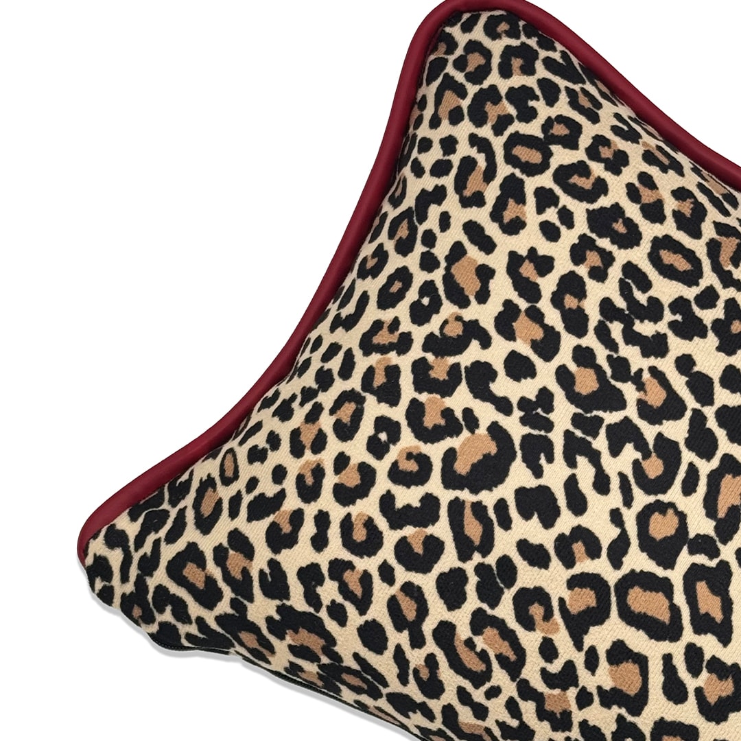 Jasmin Spot - Kırmızı Deri Biye Detaylı Leopar Desenli Kırlent Kılıfı - 50x40cm