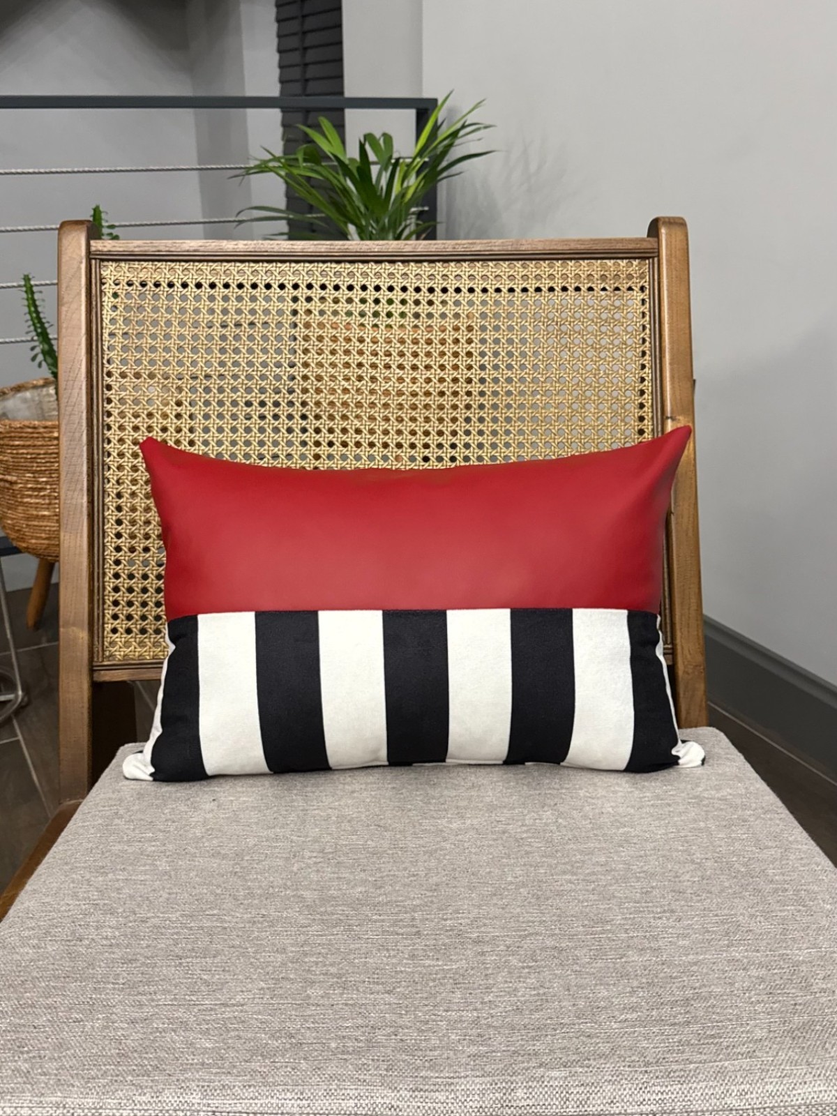 RedLine Suni Deri Döşemelik Kumaş Modern Siyah Beyaz Çizgili Kırmızı Dikdörtgen Kırlent Kılıfı 50x33cm