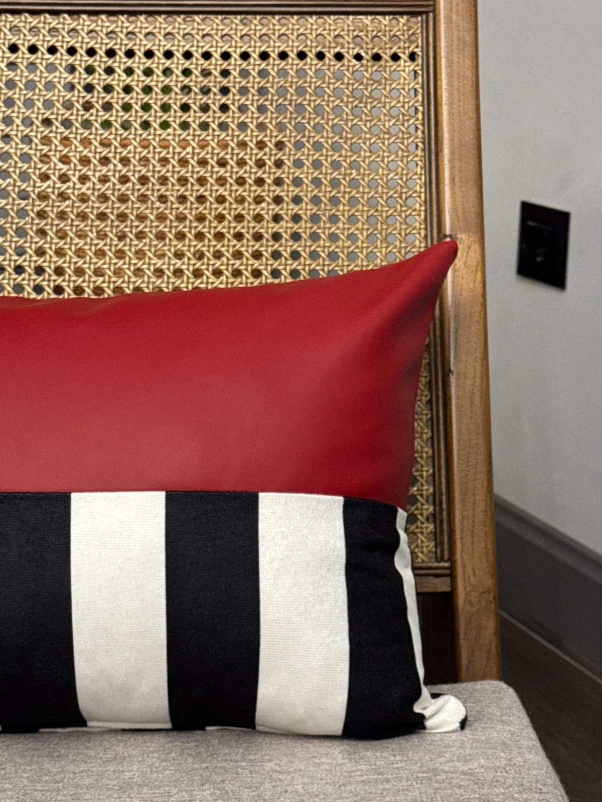 RedLine Suni Deri Döşemelik Kumaş Modern Siyah Beyaz Çizgili Kırmızı Dikdörtgen Kırlent Kılıfı 50x33cm