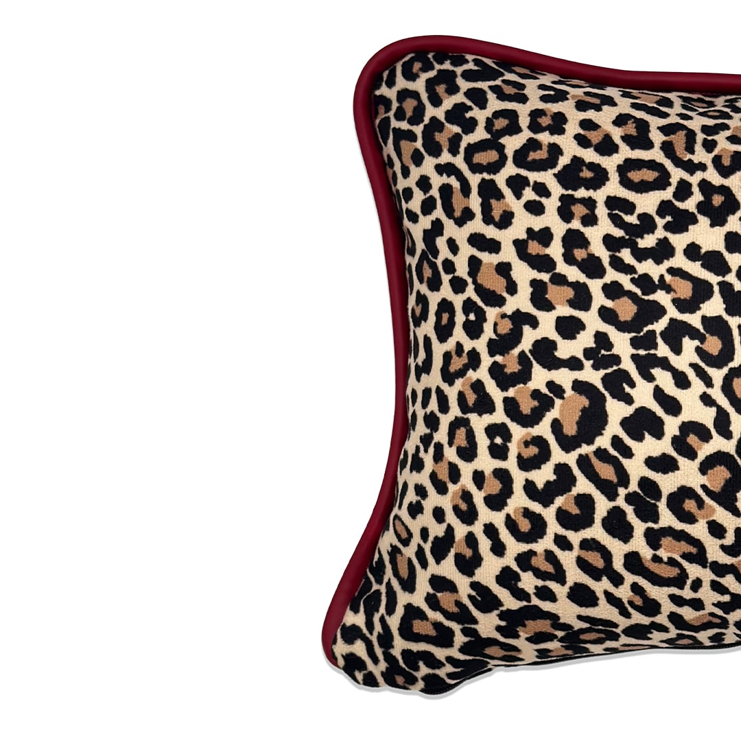 Jasmin Spot - Kırmızı Deri Biye Detaylı Leopar Desenli Kırlent Kılıfı - 50x40cm