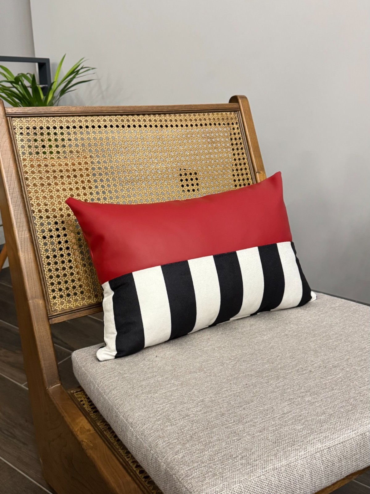 RedLine Suni Deri Döşemelik Kumaş Modern Siyah Beyaz Çizgili Kırmızı Dikdörtgen Kırlent Kılıfı 50x33cm