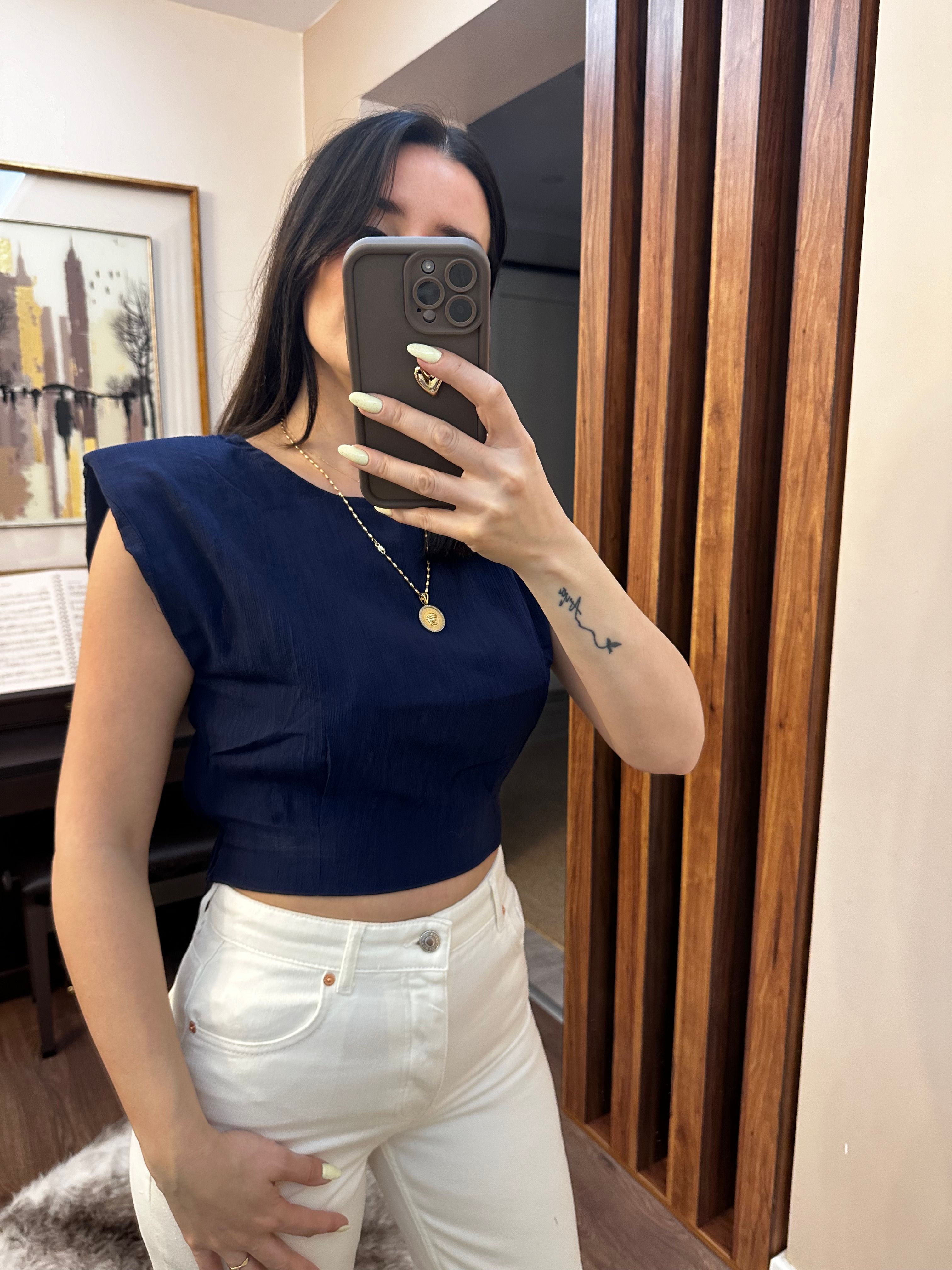 Vatka Detaylı Kolsuz Bluz