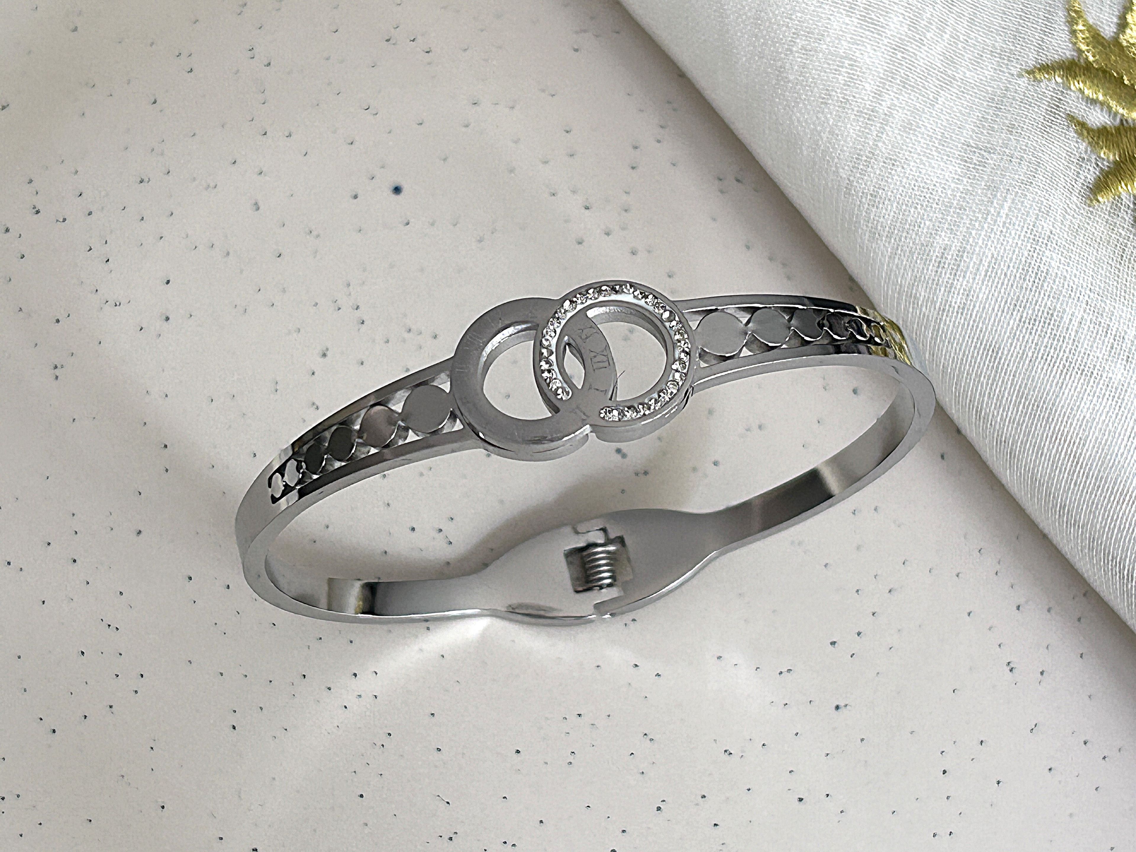 ATA İç İçe Halka Roma Rakamlı Taşlı Kelepçe Bileklik Silver Design