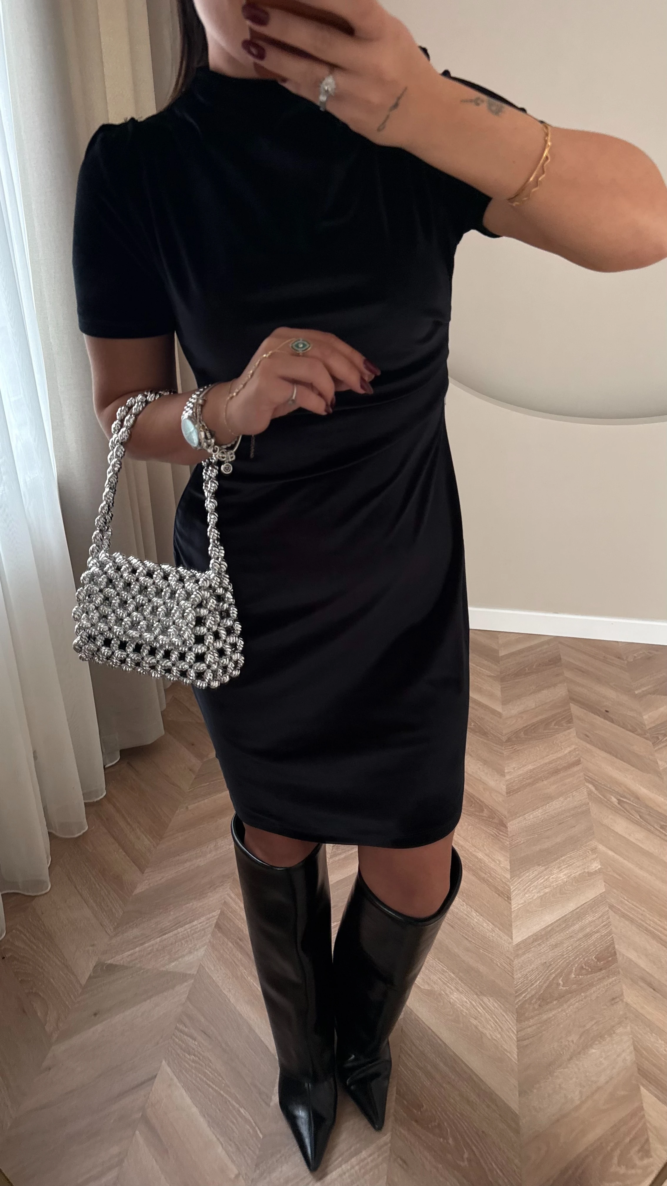 Dik Yaka Kadife Elbise