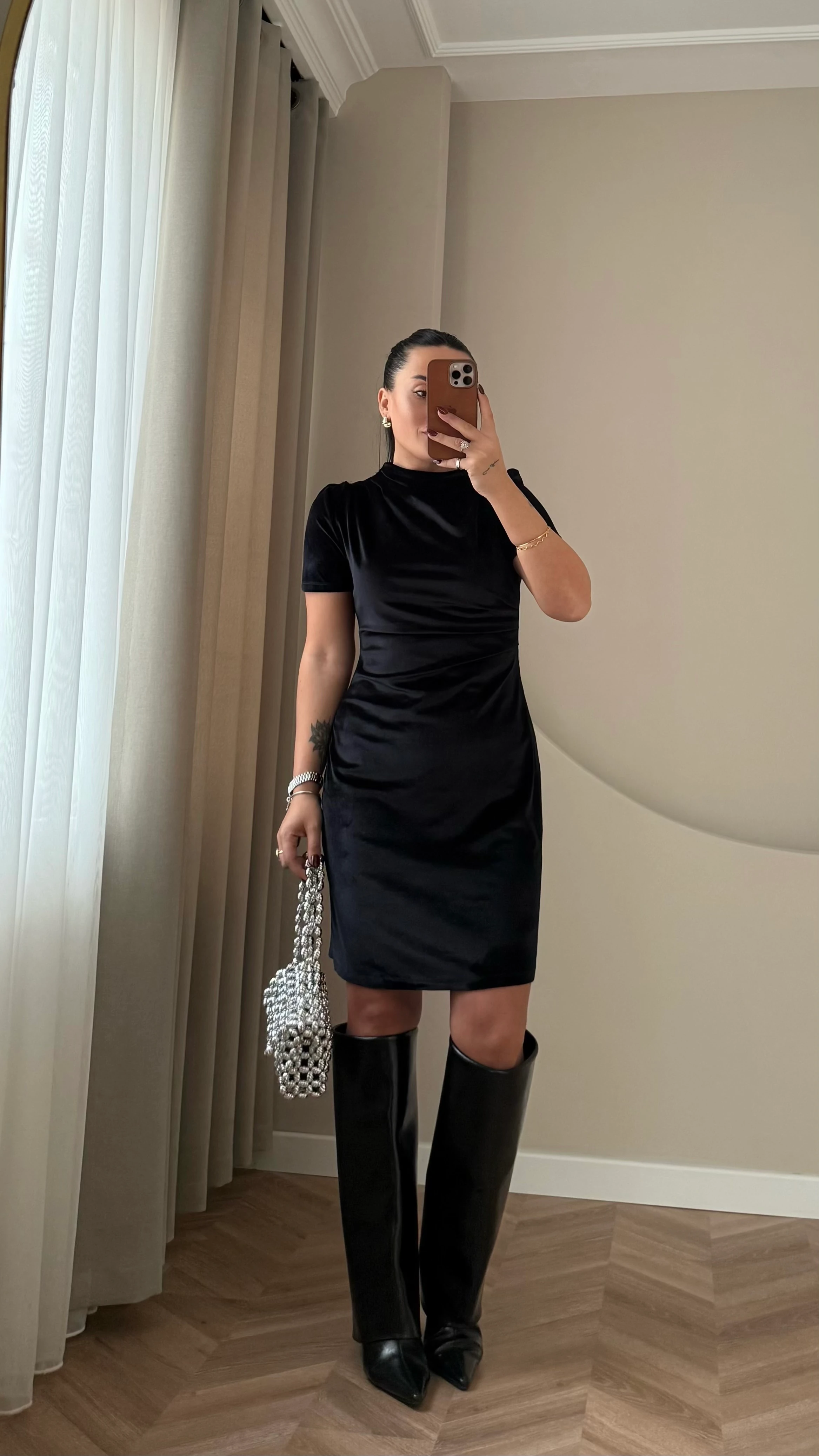 Dik Yaka Kadife Elbise