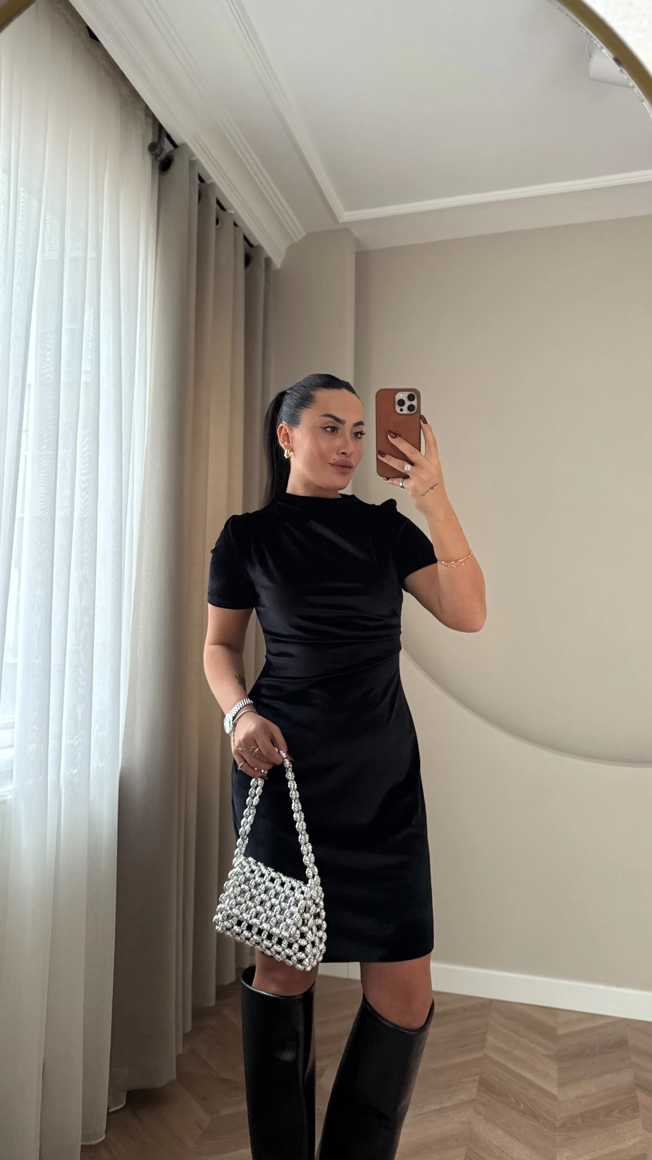 Dik Yaka Kadife Elbise