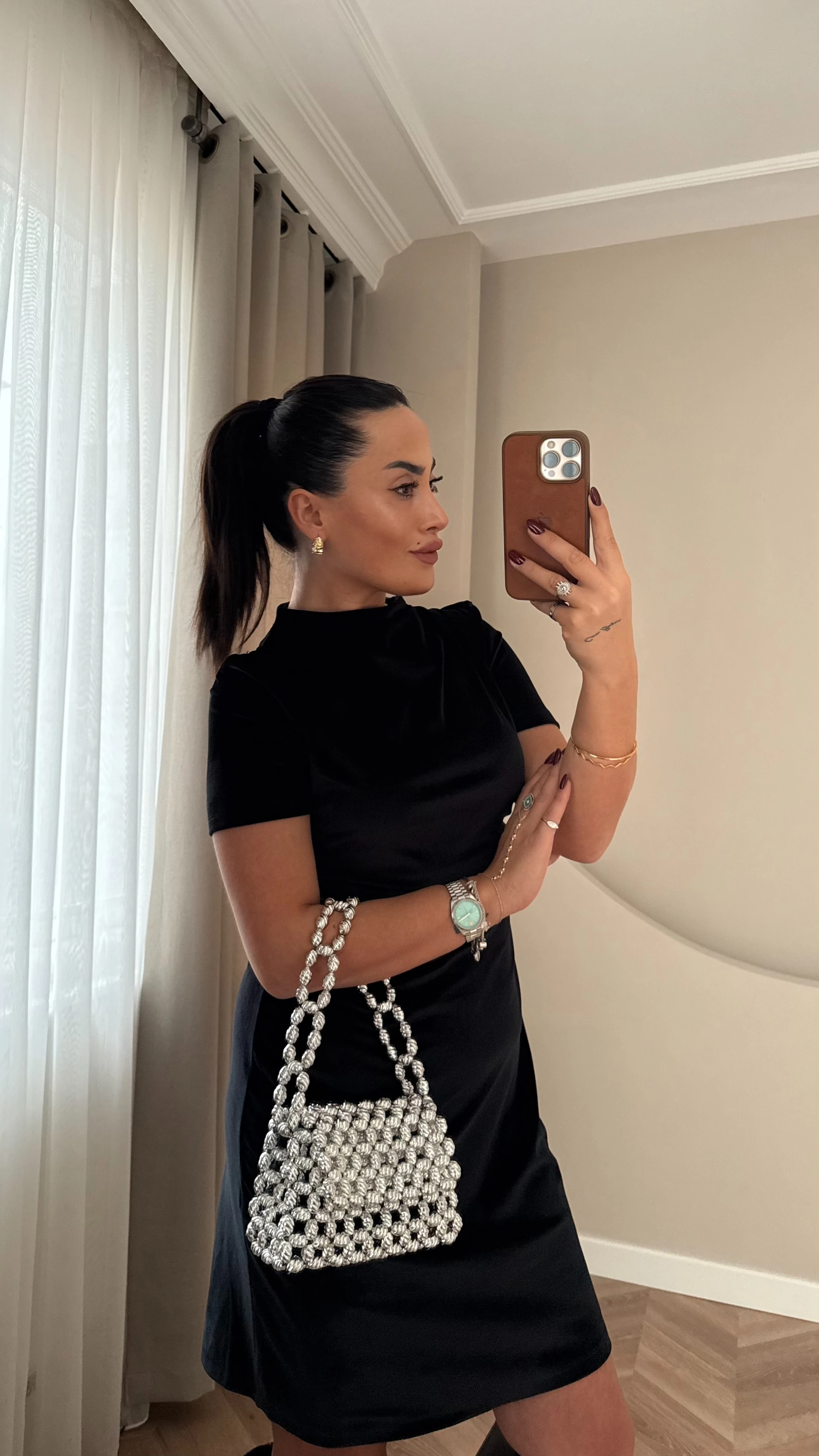 Dik Yaka Kadife Elbise