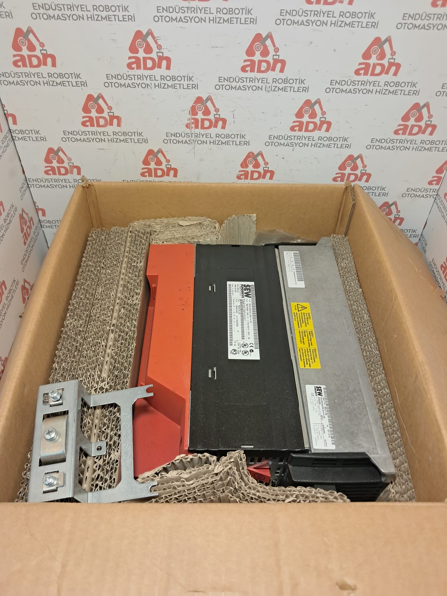 SEW MDX61B0040-503-4-00  SERVO SÜRÜCÜ ( 4kW-8,2A-599Hz)
