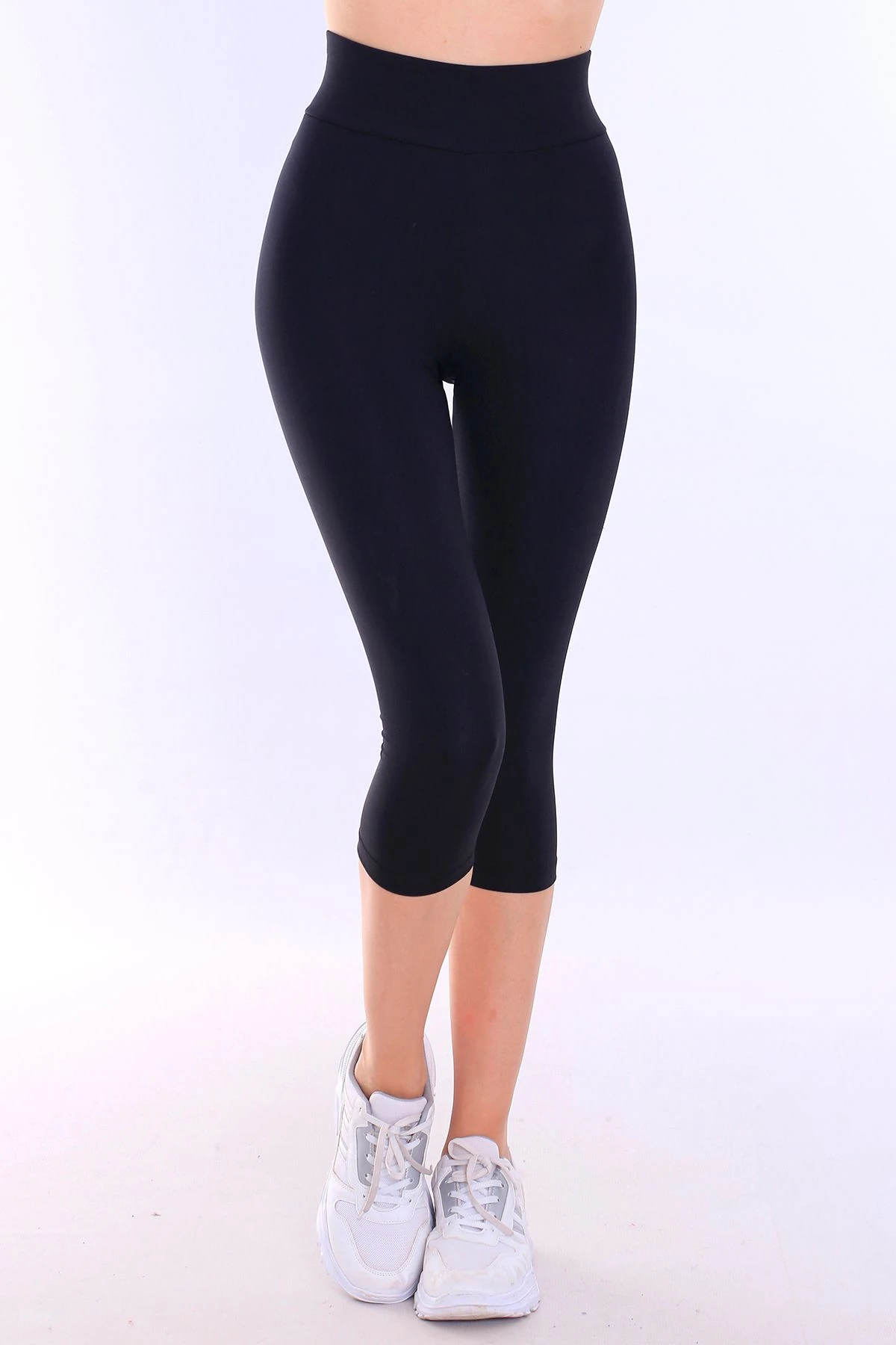 Takım- Siyah Sporcu Büstiyer Ve Yüksek Bel Diz Altı Kapri Golf Dalgıç Tayt