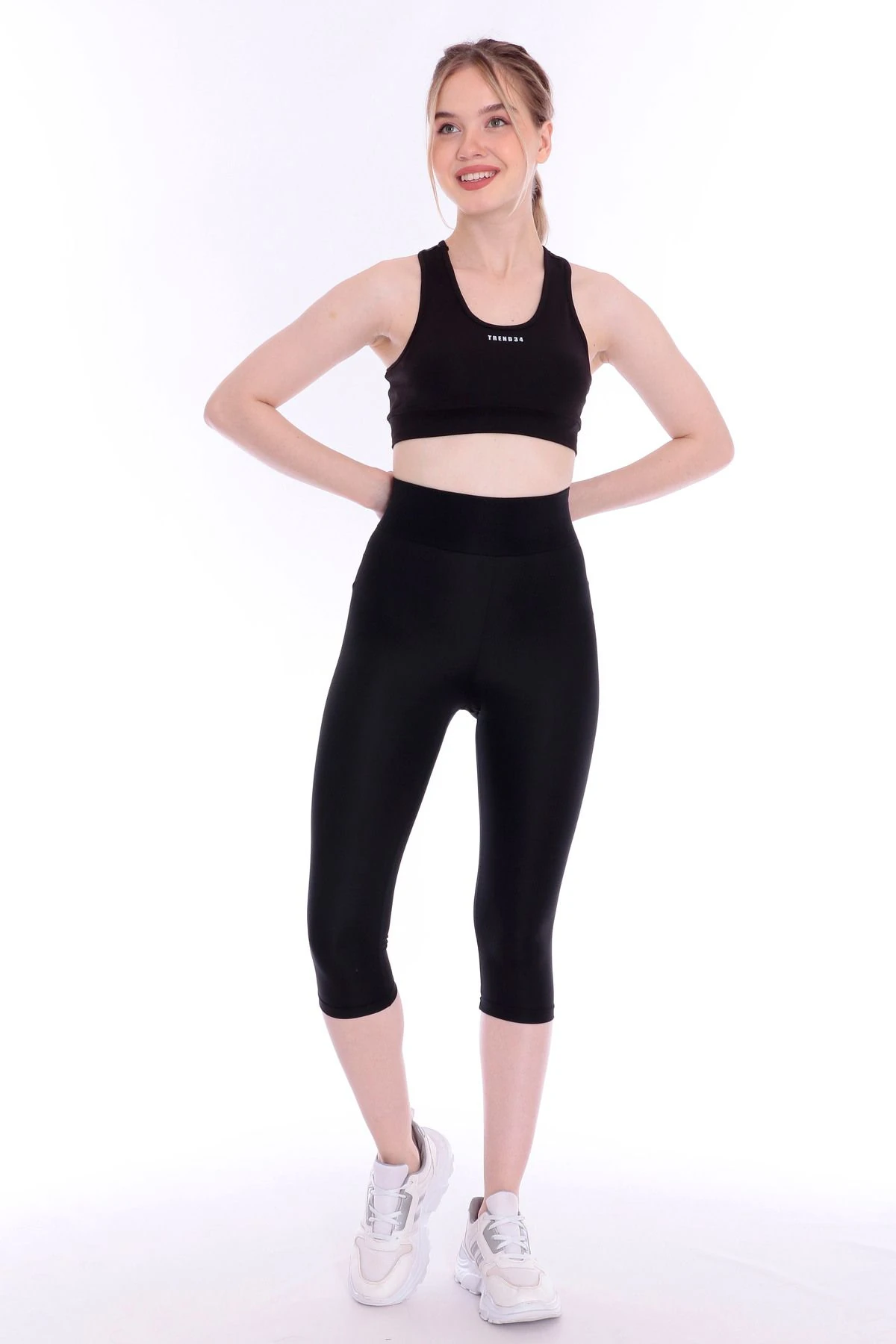 Takım- Siyah Sporcu Büstiyer Ve Yüksek Bel Diz Altı Kapri Golf Dalgıç Tayt