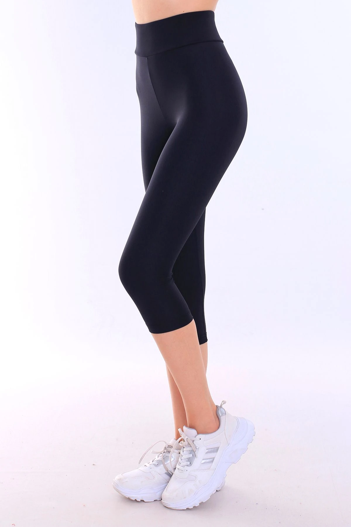 Takım- Siyah Sporcu Büstiyer Ve Yüksek Bel Diz Altı Kapri Golf Dalgıç Tayt