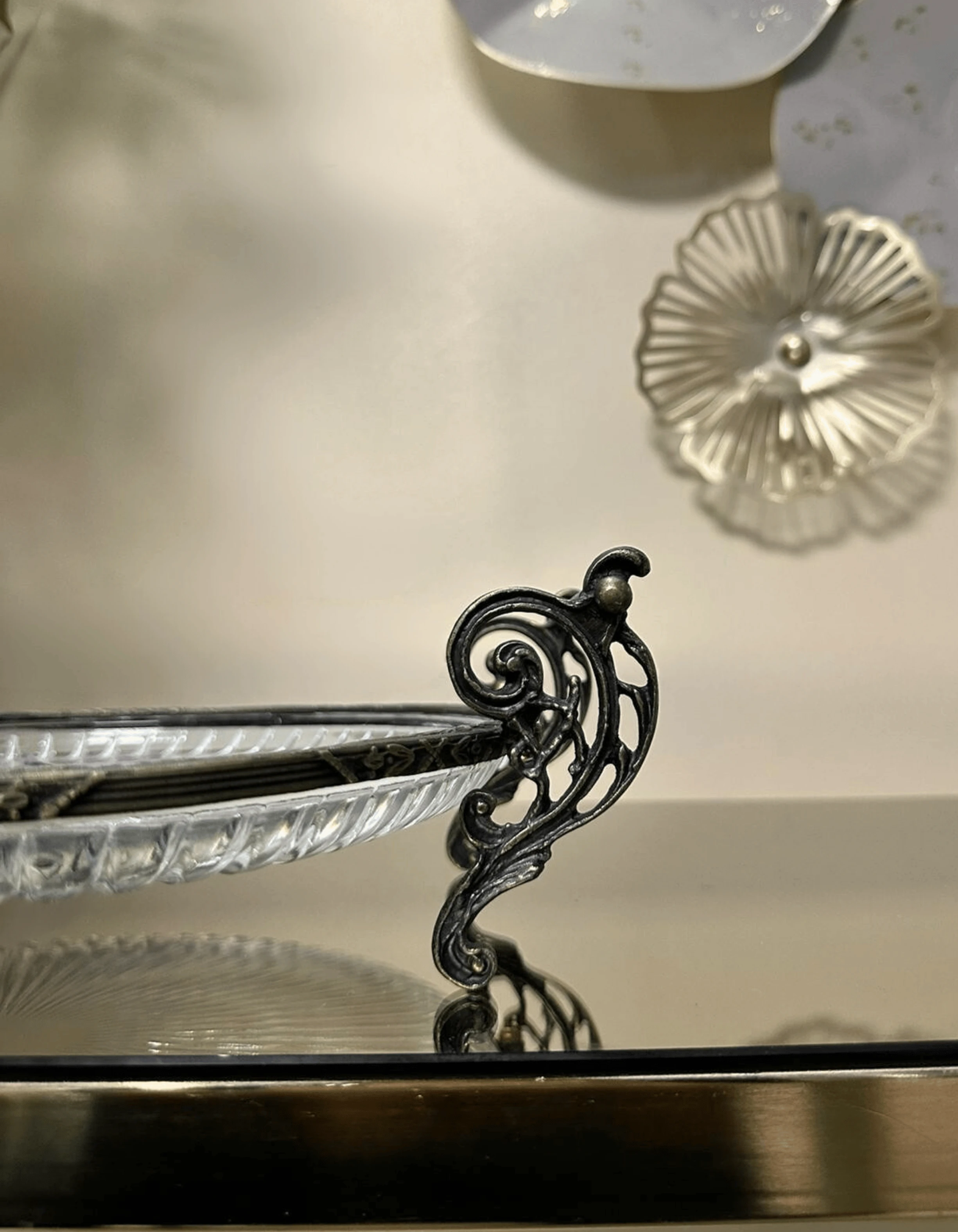 Döküm Metal Çerçeveli Kulplu Cam Sunum Yuvarlak Tabak