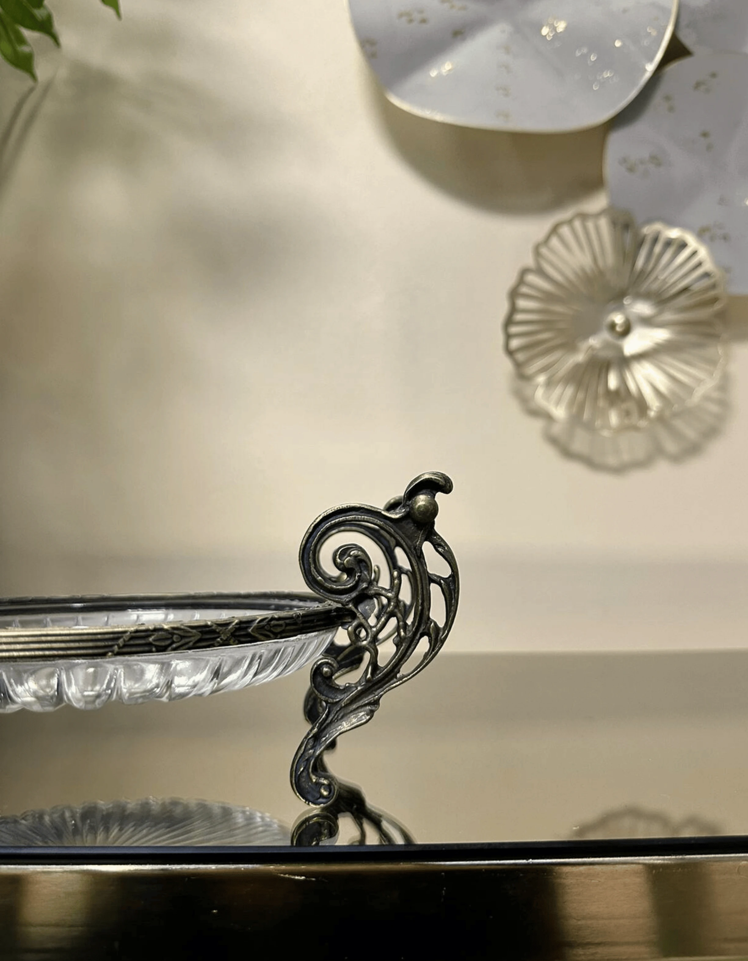 Döküm Metal Çerçeveli Kulplu Cam Sunum Ufak Yuvarlak Tabak