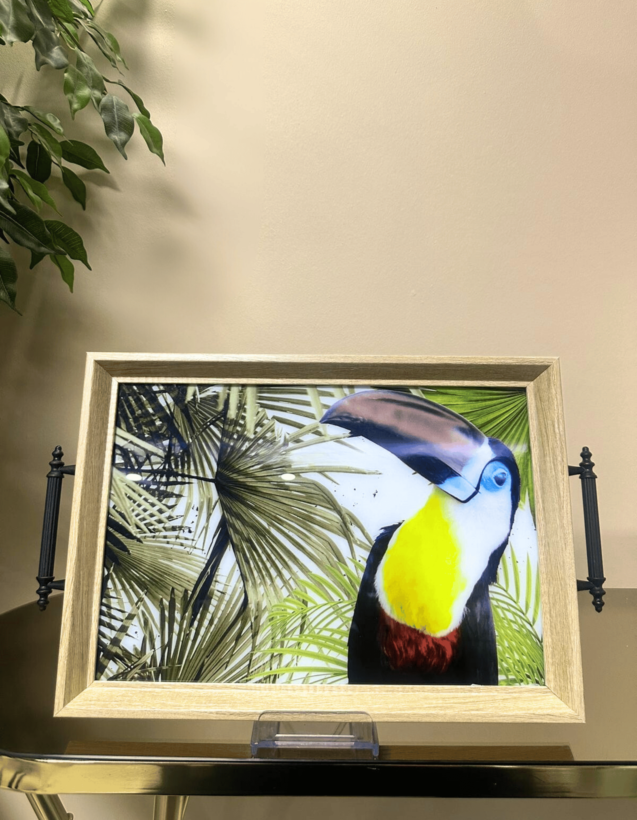 Jungle Vibe – Tukan Desenli Ahşap Sunum Tepsisi