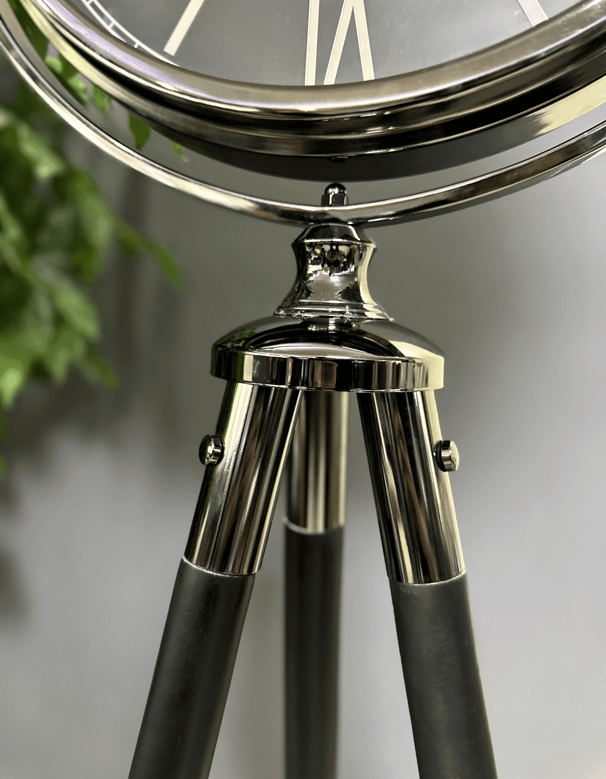 Metal Kasa Ahşap Ayak Füme Tripod Saat