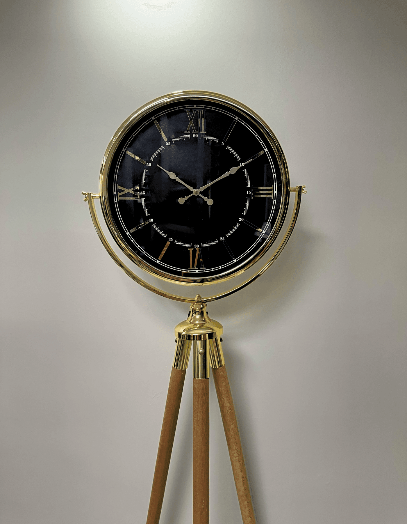 Metal Kasa Ahşap Ayak Gold Tripod Saat