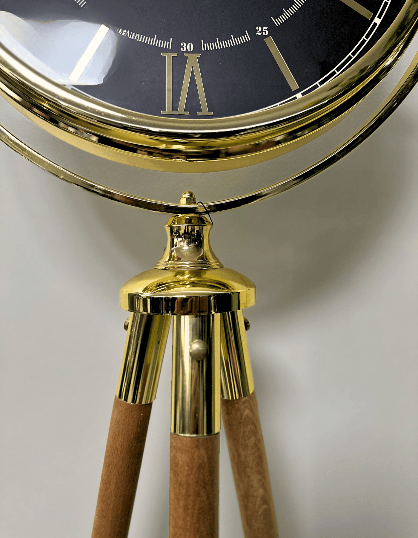Metal Kasa Ahşap Ayak Gold Tripod Saat