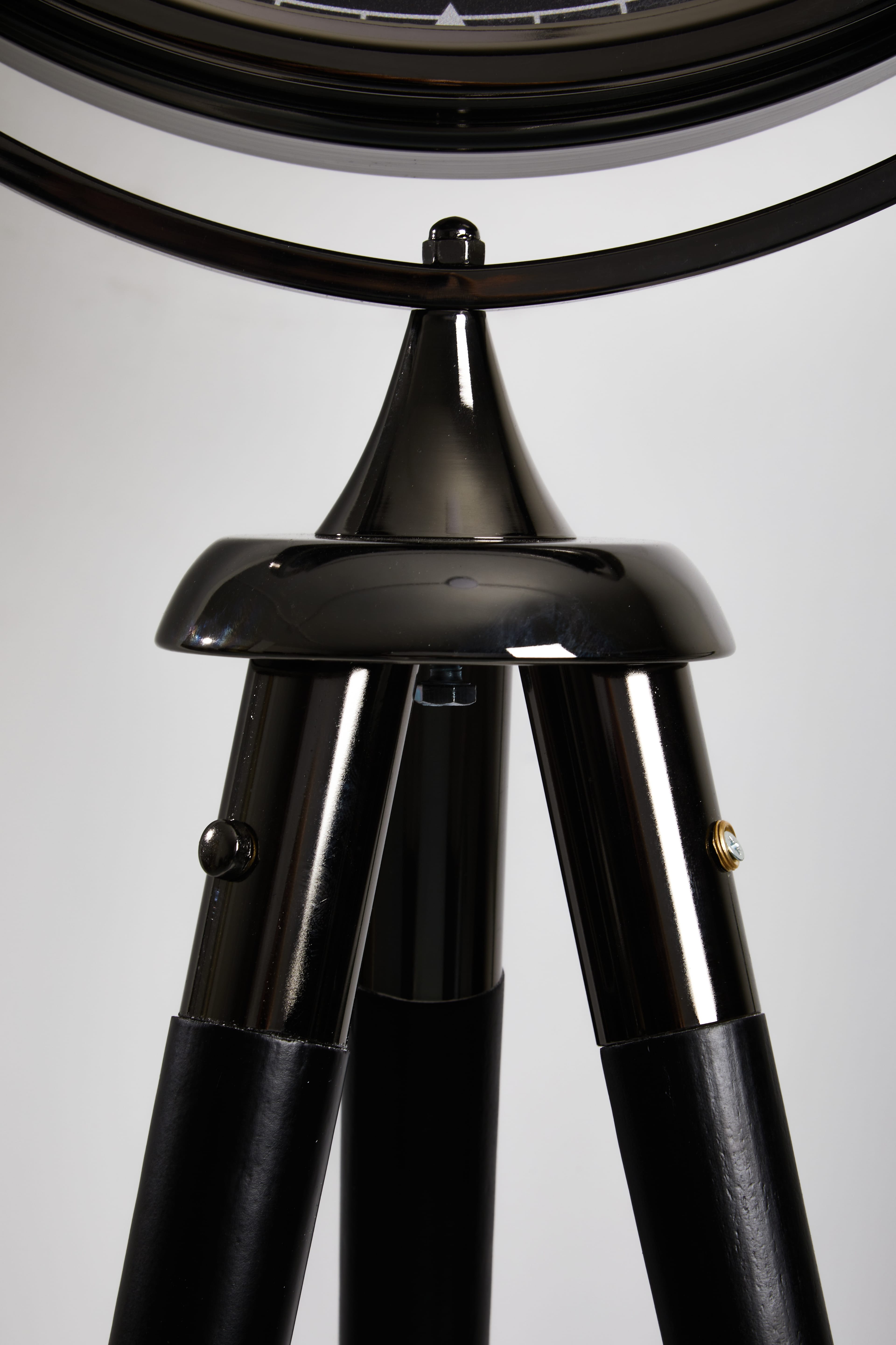 Shadow Spin – Füme Ledli Tripod Saat (165 cm)