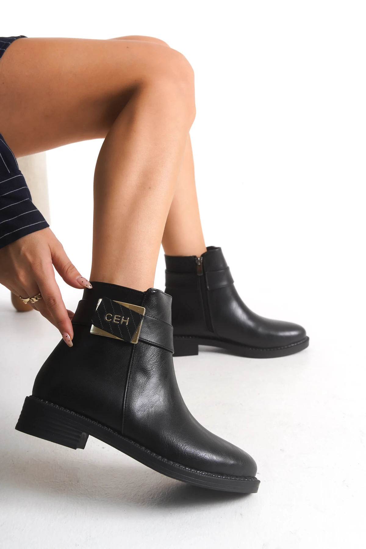 Alçak Taban Fermuarlı Yandan CEH Yazılı Toka Detaylı Kısa Kadın Bot Bootie - siyah