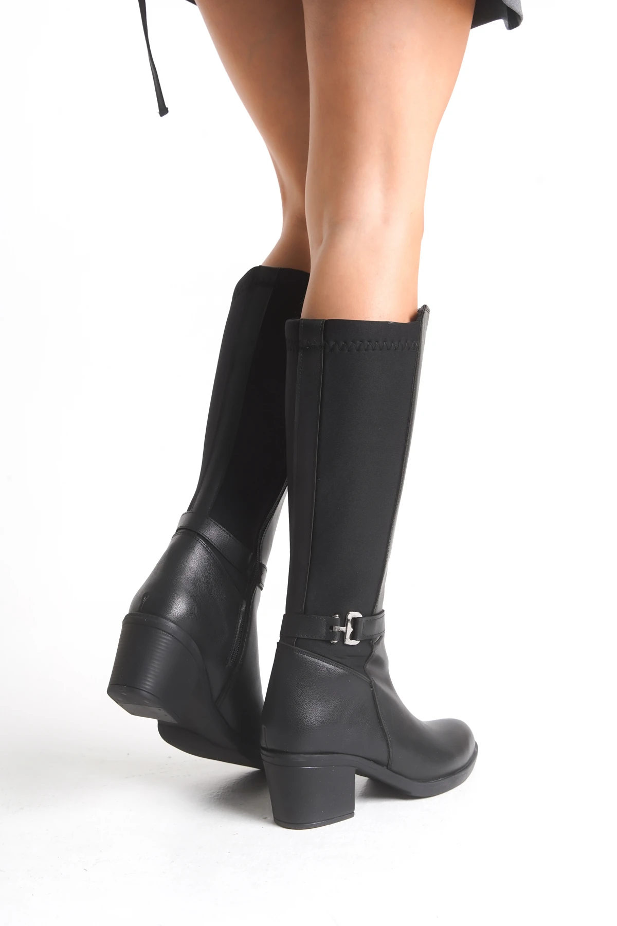Siyah Deri Görünümlü Arkası Streç Esnek Kalın Yüksek Topuklu Toka Detaylı Fermuarlı Uzun Çizme