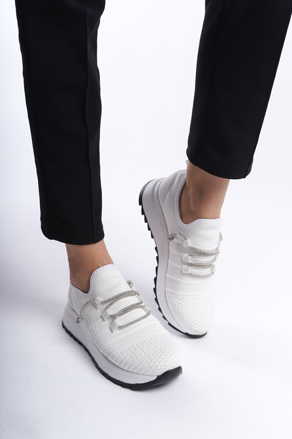Beyaz Üstten Şerit Bağcık Detaylı Yumuşak Tekstil Rahat Günlük Sneaker Kadın Spor Yürüyüş Ayakkabısı - beyaz