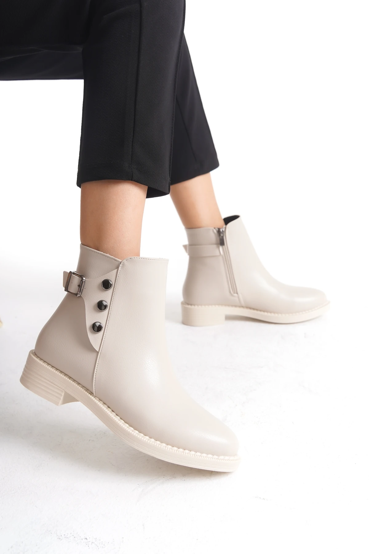 Alçak Taban Fermuarlı Düğme ve Toka Detaylı Kadın Bot Bootie