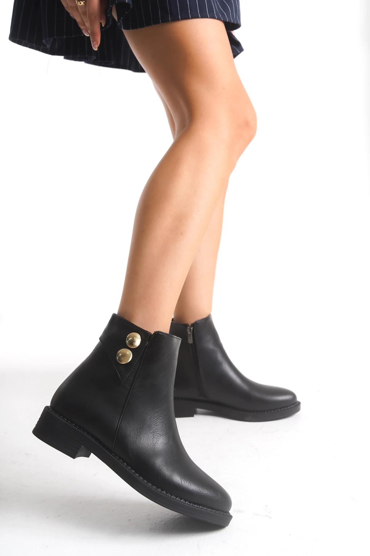 Alçak Taban Fermuarlı Çift Gold Düğme Detaylı Kısa Kadın Bot Bootie - siyah