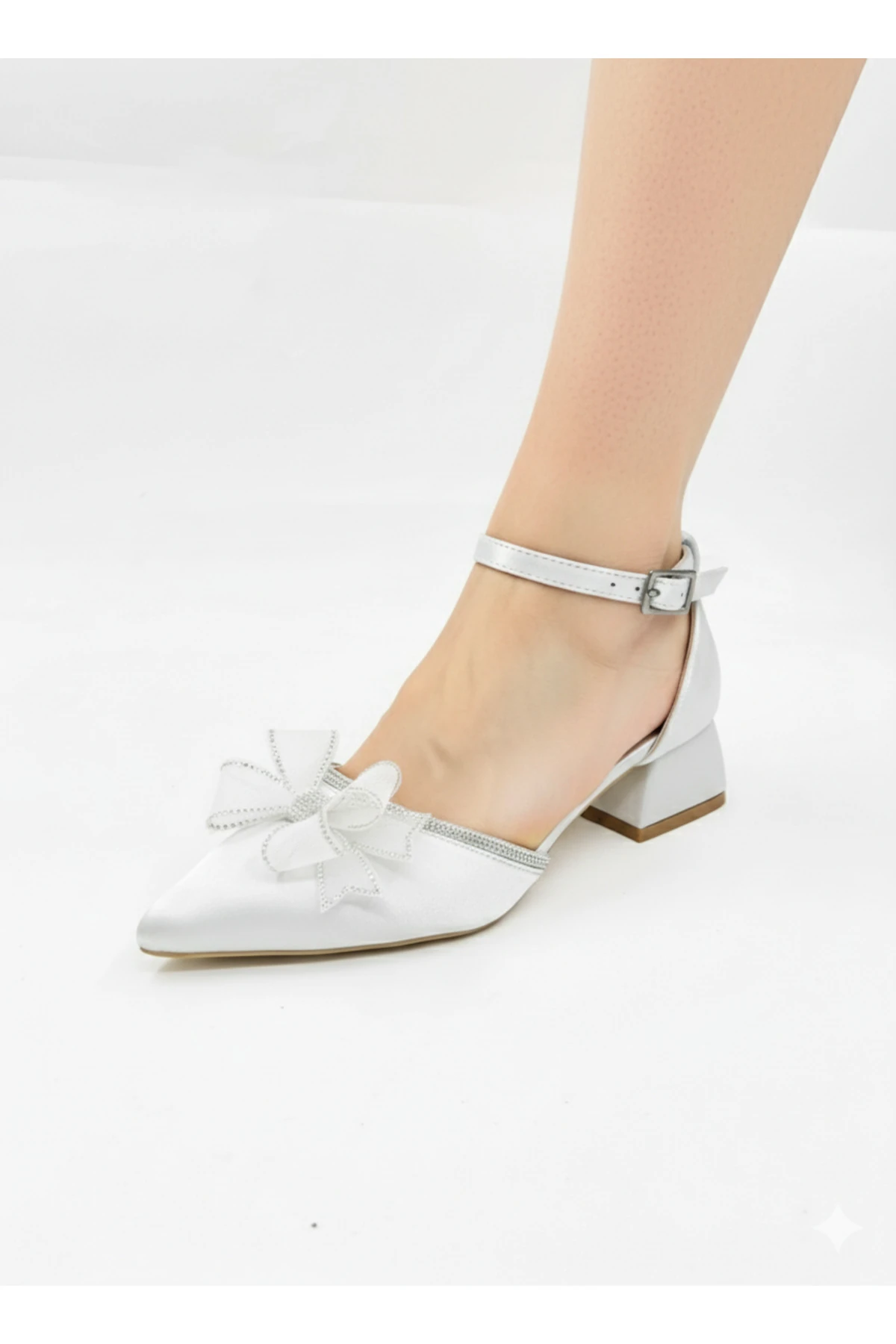 Kadın Gümüş Kurdele Taşlı Bilekten Tokalı Sivri Burun 5 cm Kalın Topuk Abiye Ayakkabı