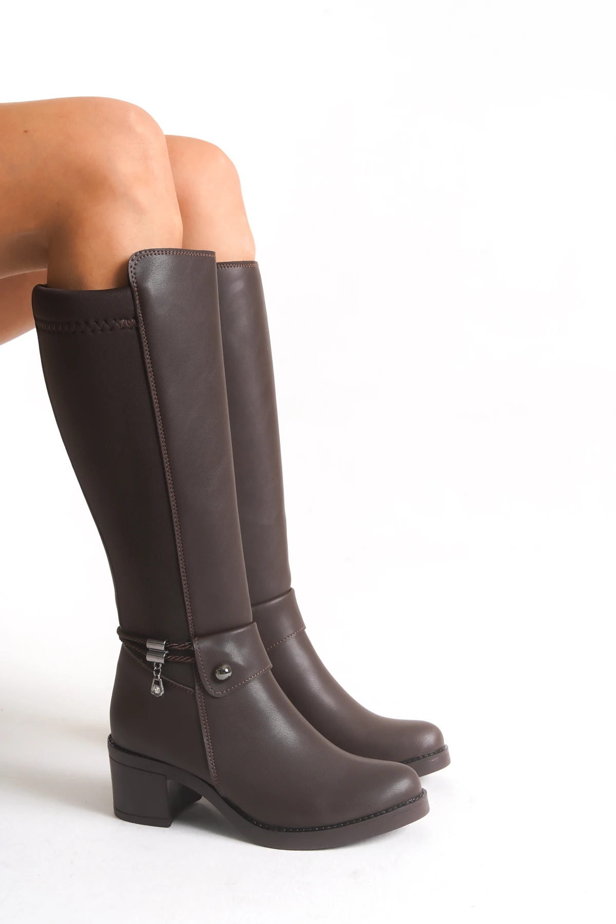 Acı Kahve Deri Görünümlü Arkası Streç Esnek Kalın Yüksek Topuklu Toka Detaylı Fermuarlı Uzun Çizme