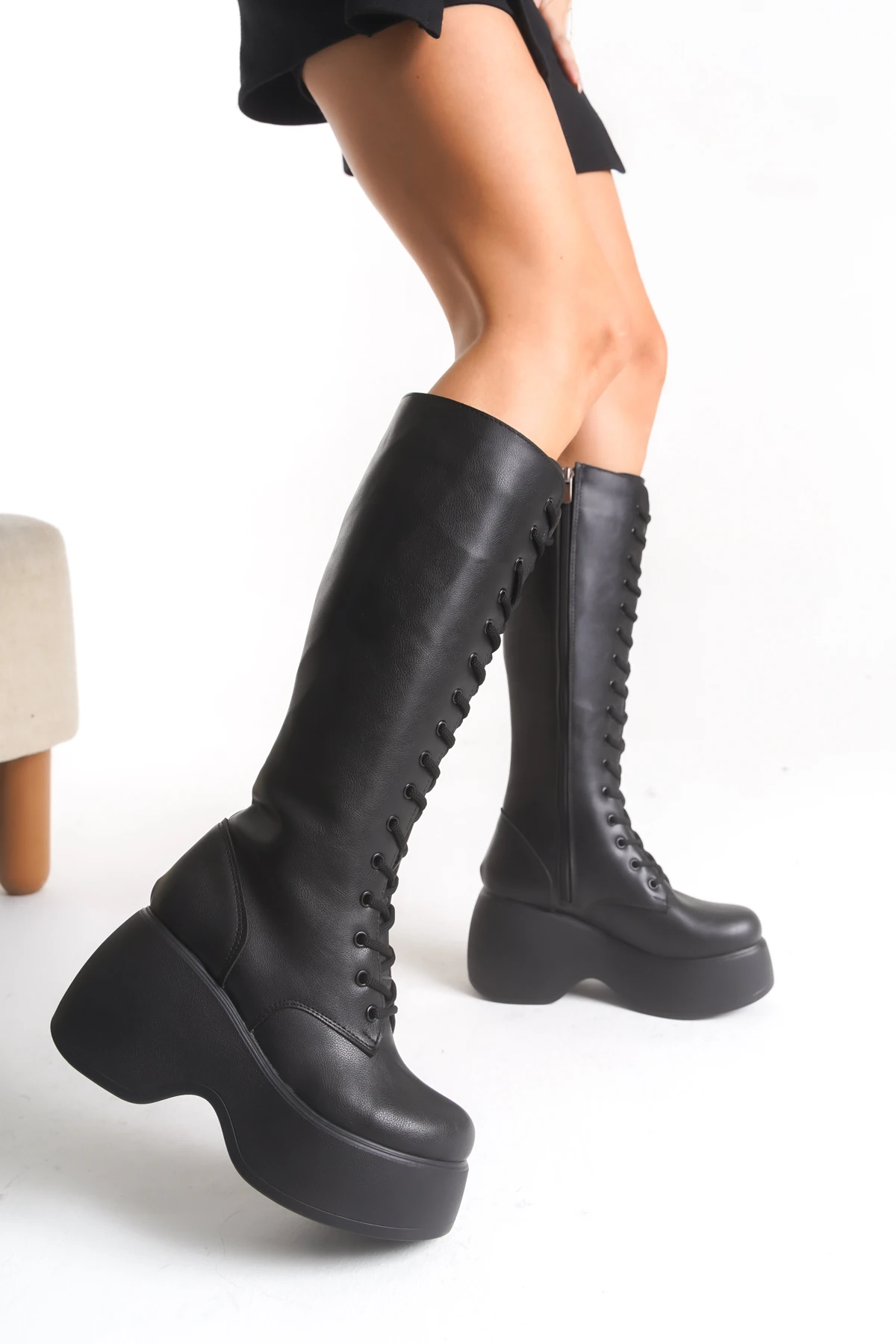 Kalın Yüksek Dolgu Topuklu Fermuarlı Diz Altı Siyah Sade Bağcıklı Kadın Çizme - siyah