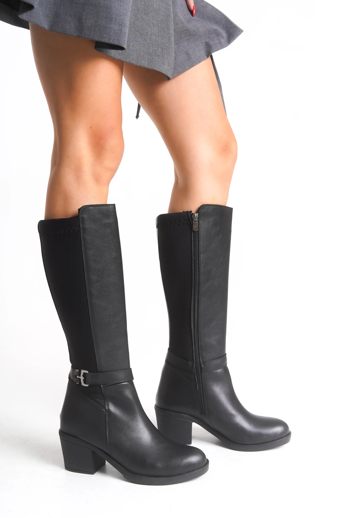 Siyah Deri Görünümlü Arkası Streç Esnek Kalın Yüksek Topuklu Toka Detaylı Fermuarlı Uzun Çizme