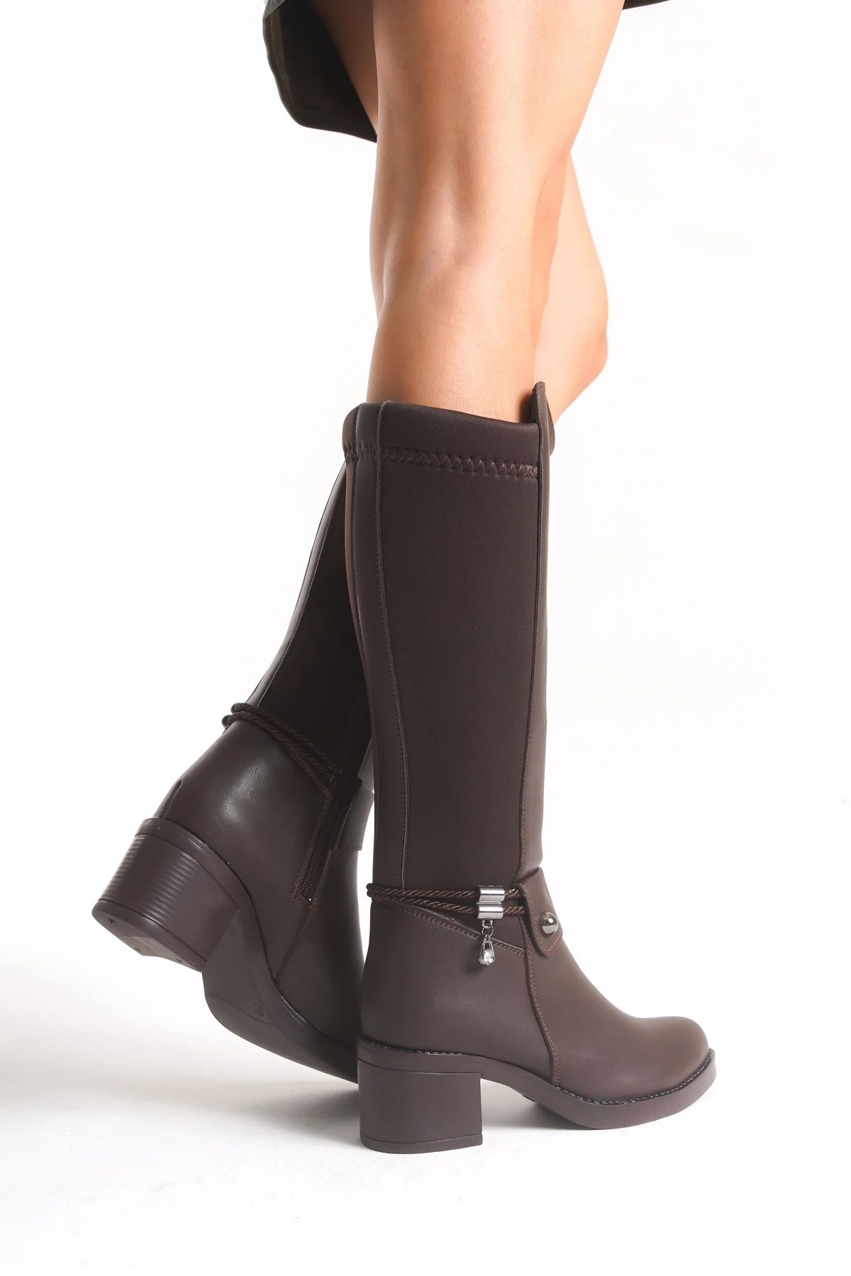 Acı Kahve Deri Görünümlü Arkası Streç Esnek Kalın Yüksek Topuklu Toka Detaylı Fermuarlı Uzun Çizme