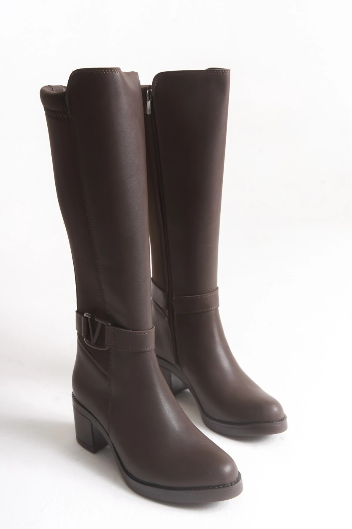 Acı Kahve Deri Görünümlü Arkası Streç Esnek Kalın Orta Topuklu V Metal Detay Fermuarlı Uzun Çizme