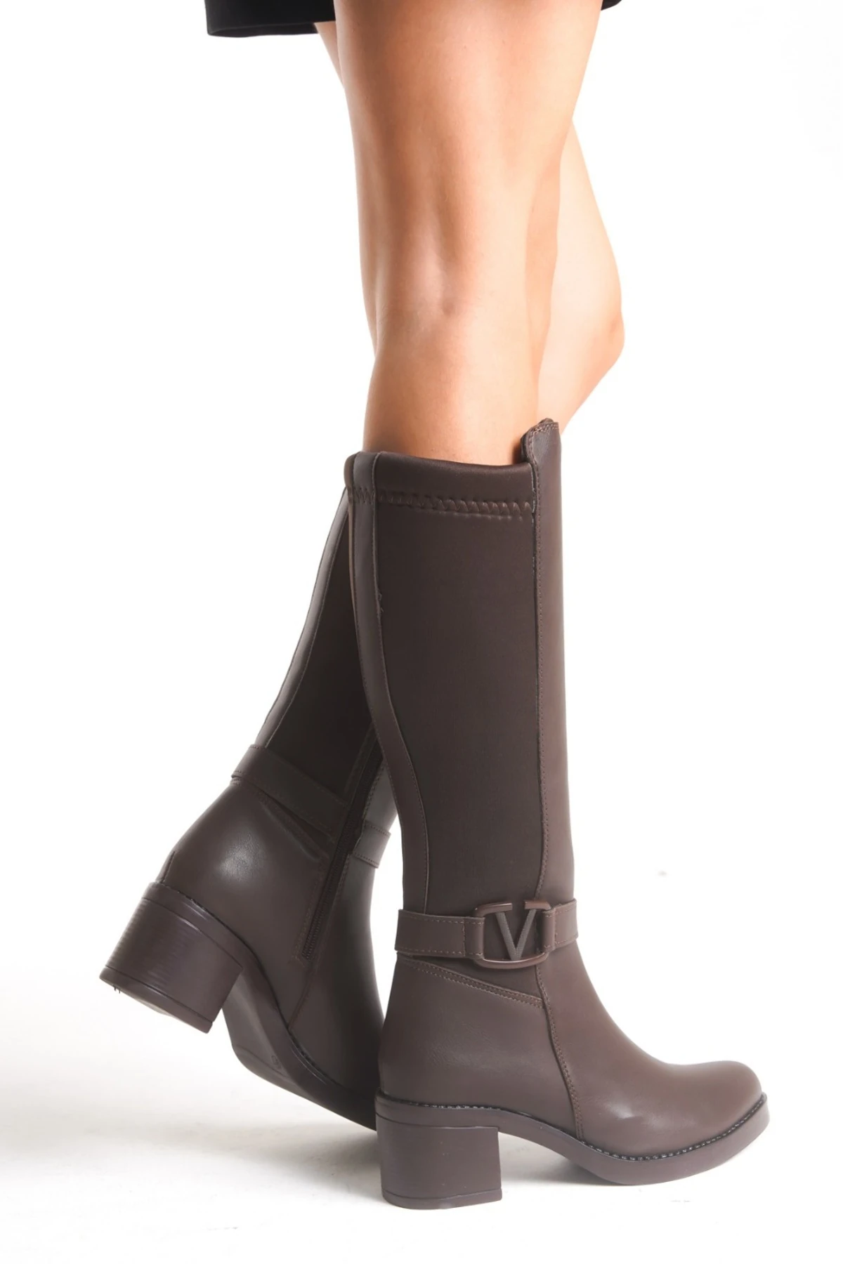 Acı Kahve Deri Görünümlü Arkası Streç Esnek Kalın Orta Topuklu V Metal Detay Fermuarlı Uzun Çizme