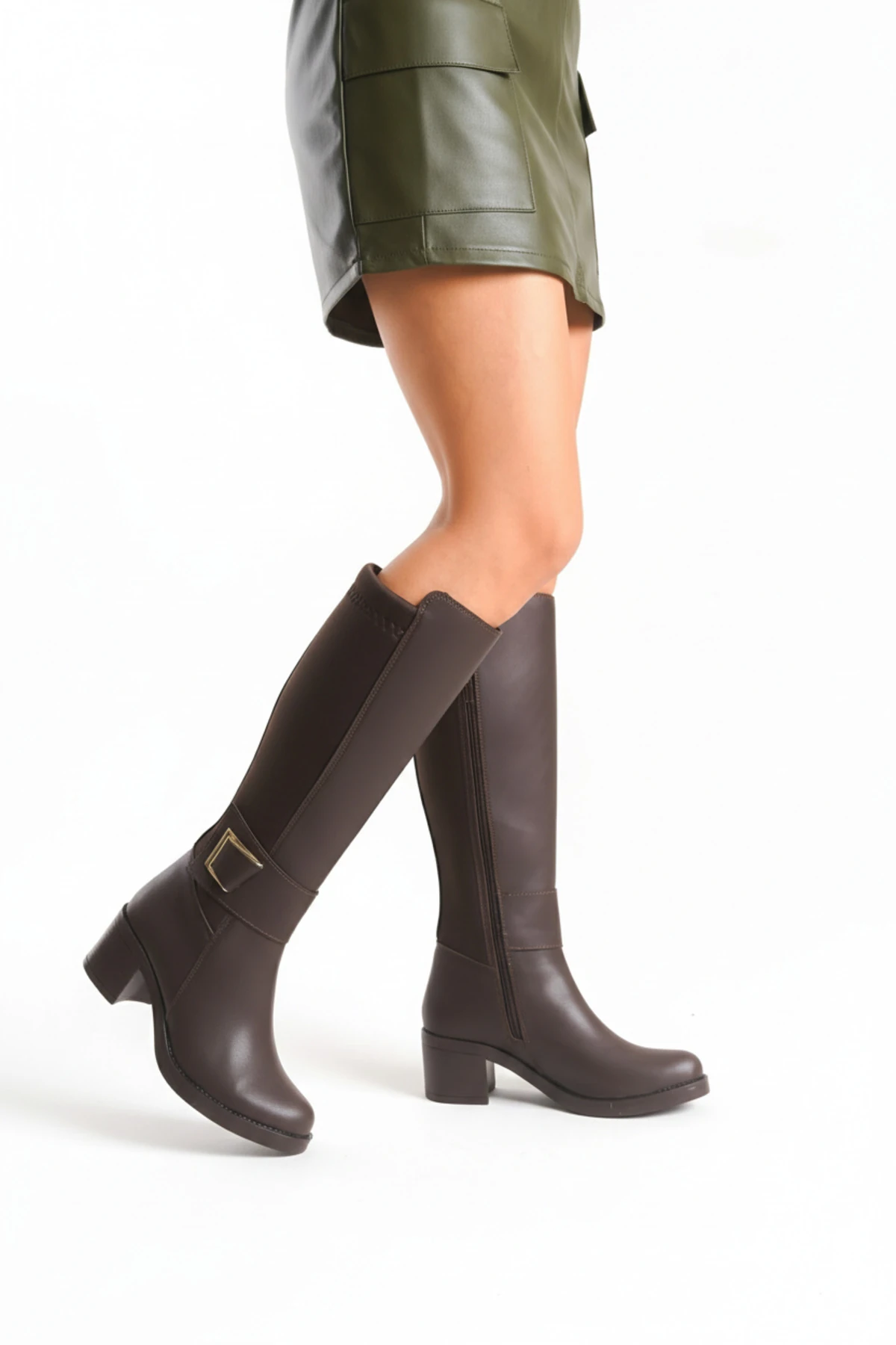 Deri Görünümlü Arkası Streç Esnek Kalın Orta Yüksek Topuklu Toka Detaylı Fermuarlı Uzun Çizme