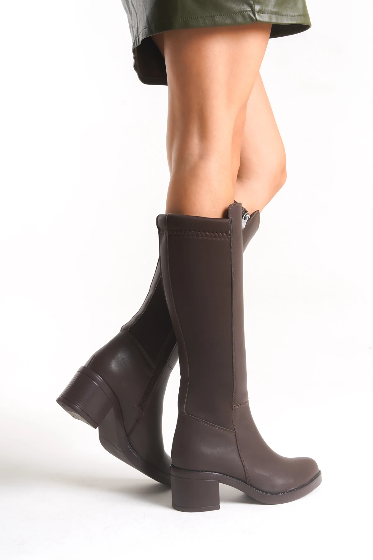 Acı Kahve Deri Görünümlü Arkası Streç Esnek Kalın Orta Yüksek Topuklu Fermuarlı Uzun Çizme