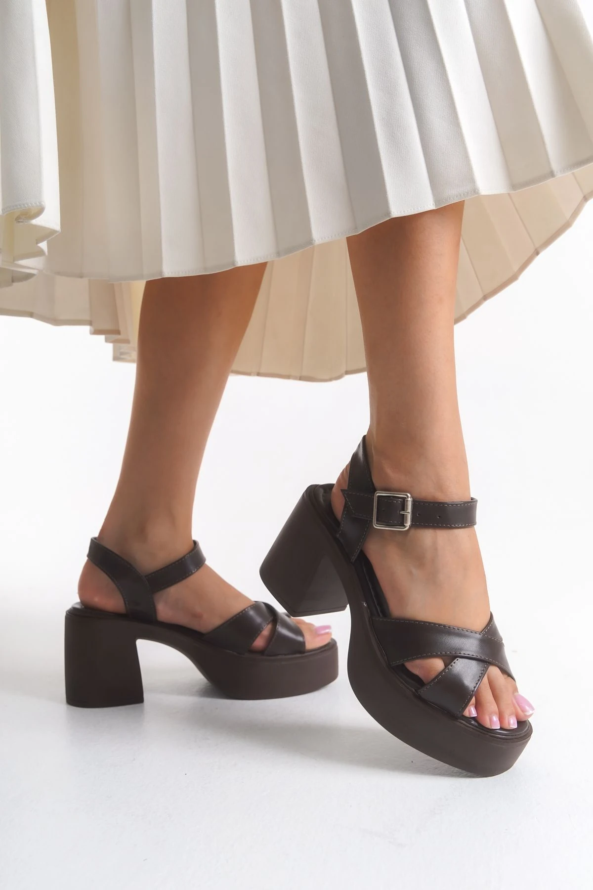 Acı Kahve Yüksek Yandan Tokalı Çapraz Şeritli Açık Cilt Yazlık Kadın Dolgu Taban Sandalet Ayakkabı