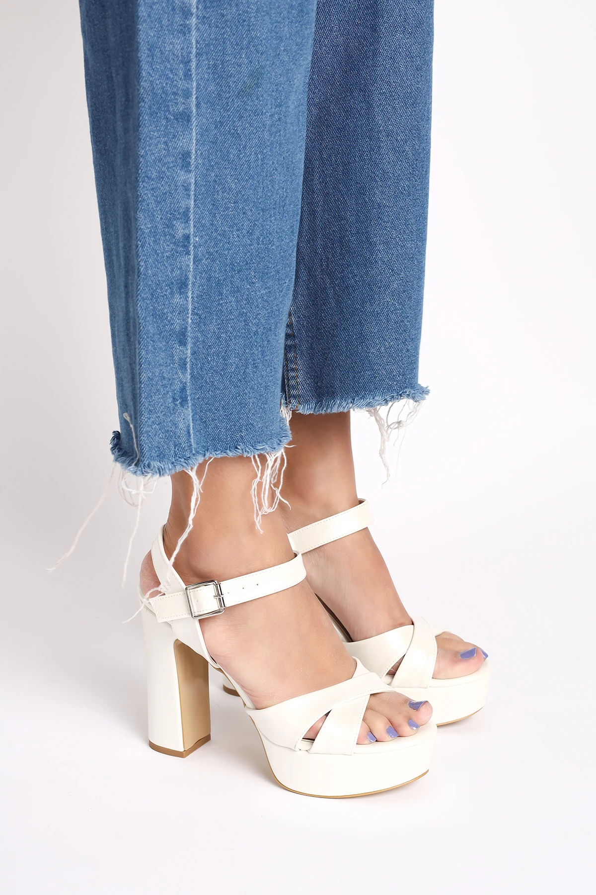 Parlak Çapraz Şeritli Tokalı Kalın Yüksek Platform Kadın Düğün Topuklu Abiye Ayakkabı